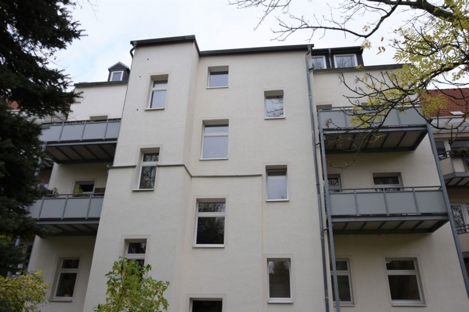 Dachgeschoss • Kaßberg • 2 Zimmer • Einbauküche • Bad mit Fenster • Laminat • zur Miete