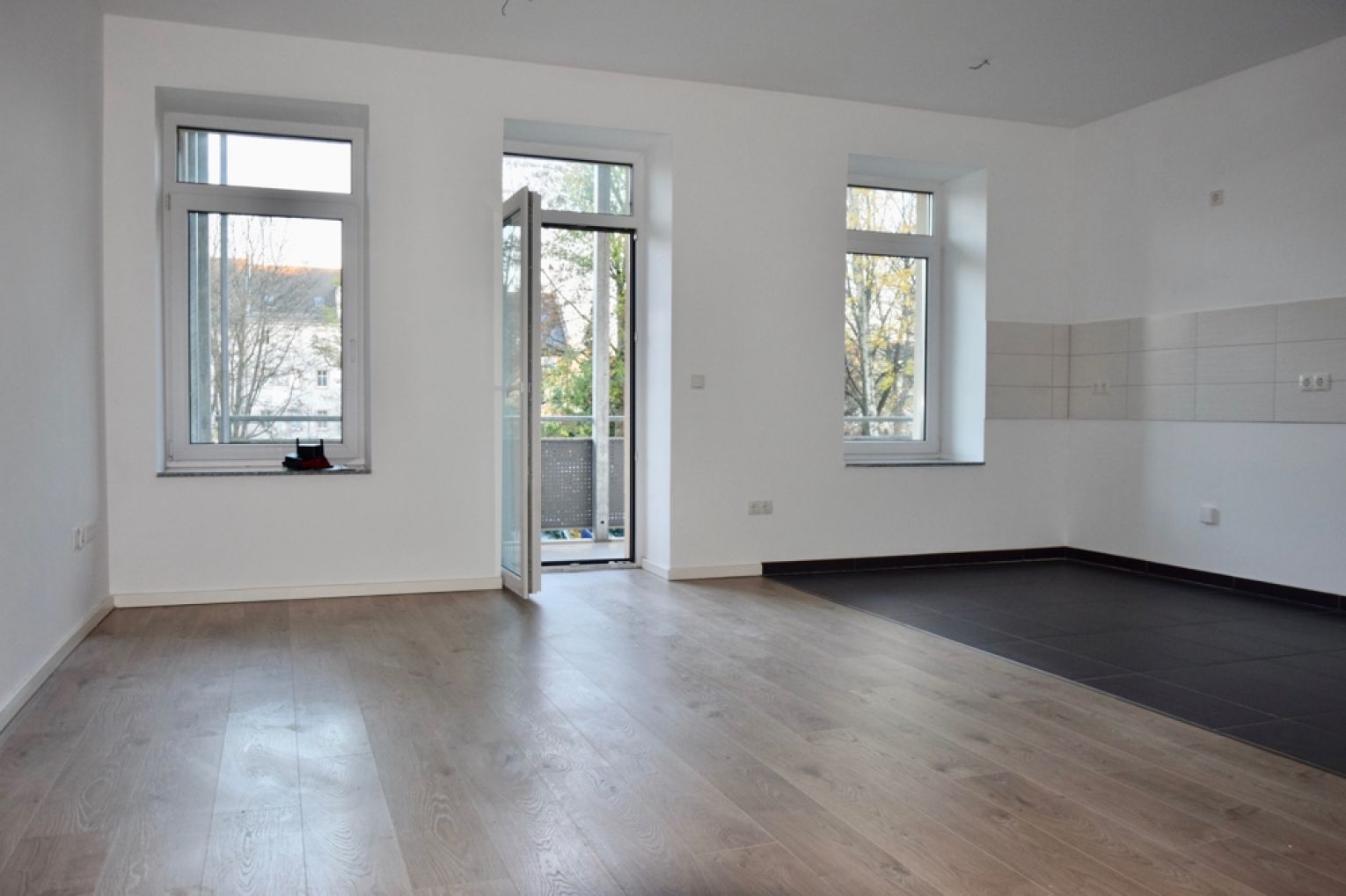 moderne offene Küche • großer Balkon • tolle Hausgemeinschaft • Grill und Kinderecke • Stellplatz