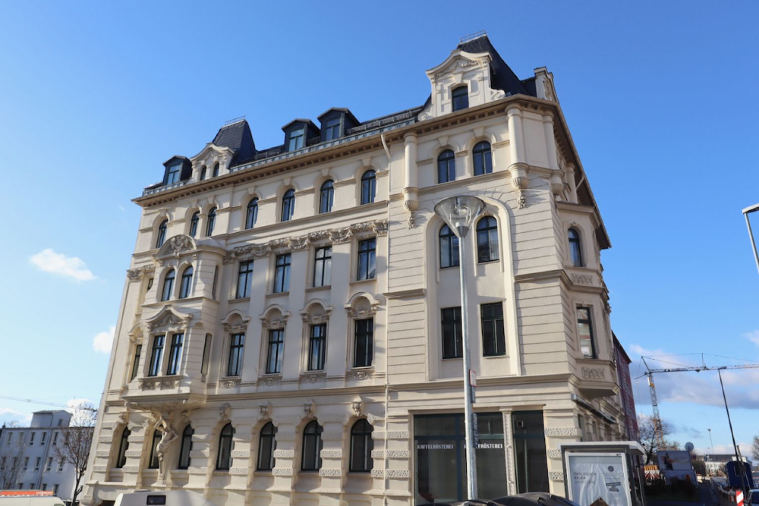 Jugendstil • 3,5 Zimmer • Einbauküche • Balkon • Tageslichbad mit Wanne+Dusche • sanierter Altbau