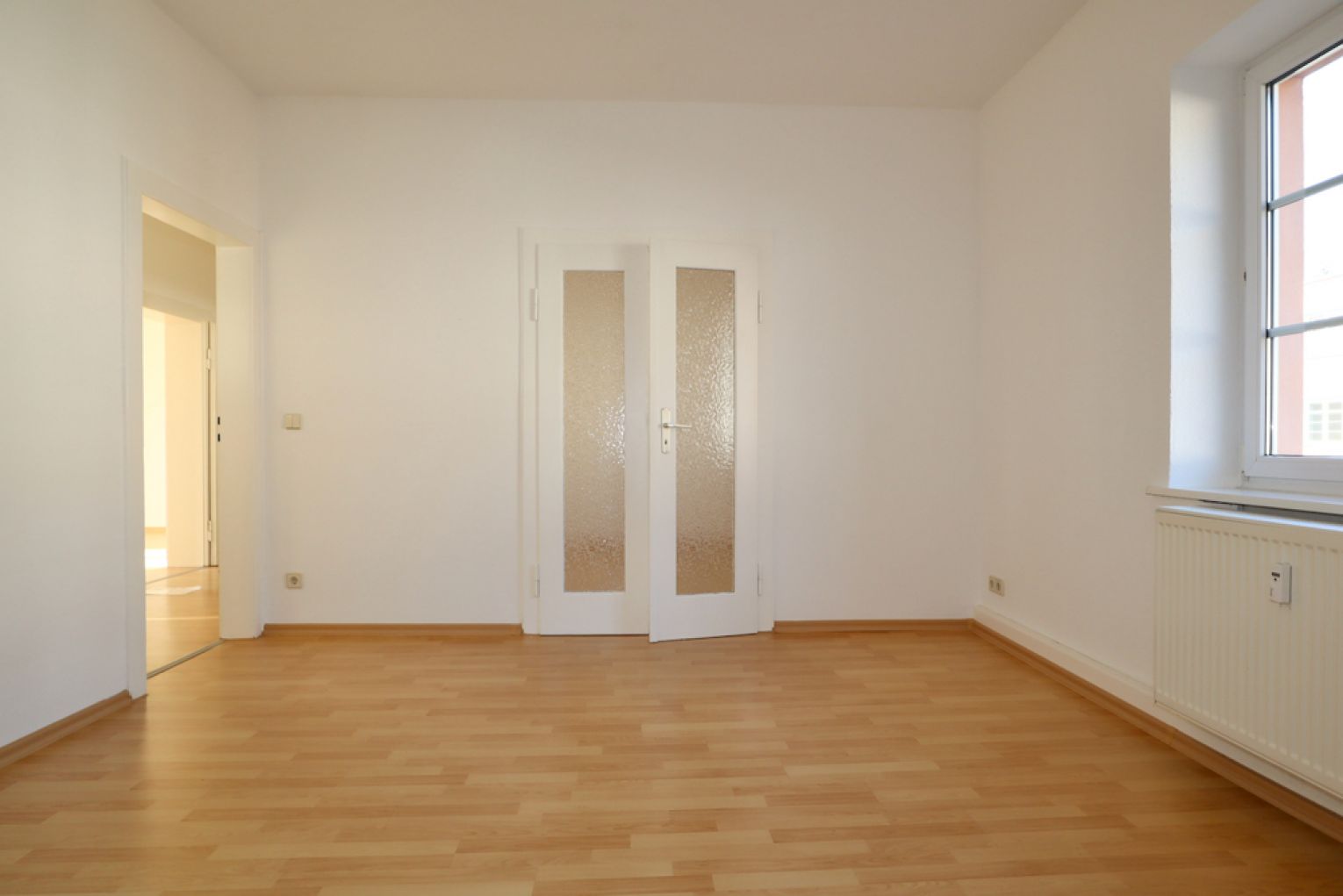 Kaßberg • 3-Zimmer • Sonnenbalkon • Tageslichtbad • Laminat • Einbauküche • Stellplatz • Anschauen!?