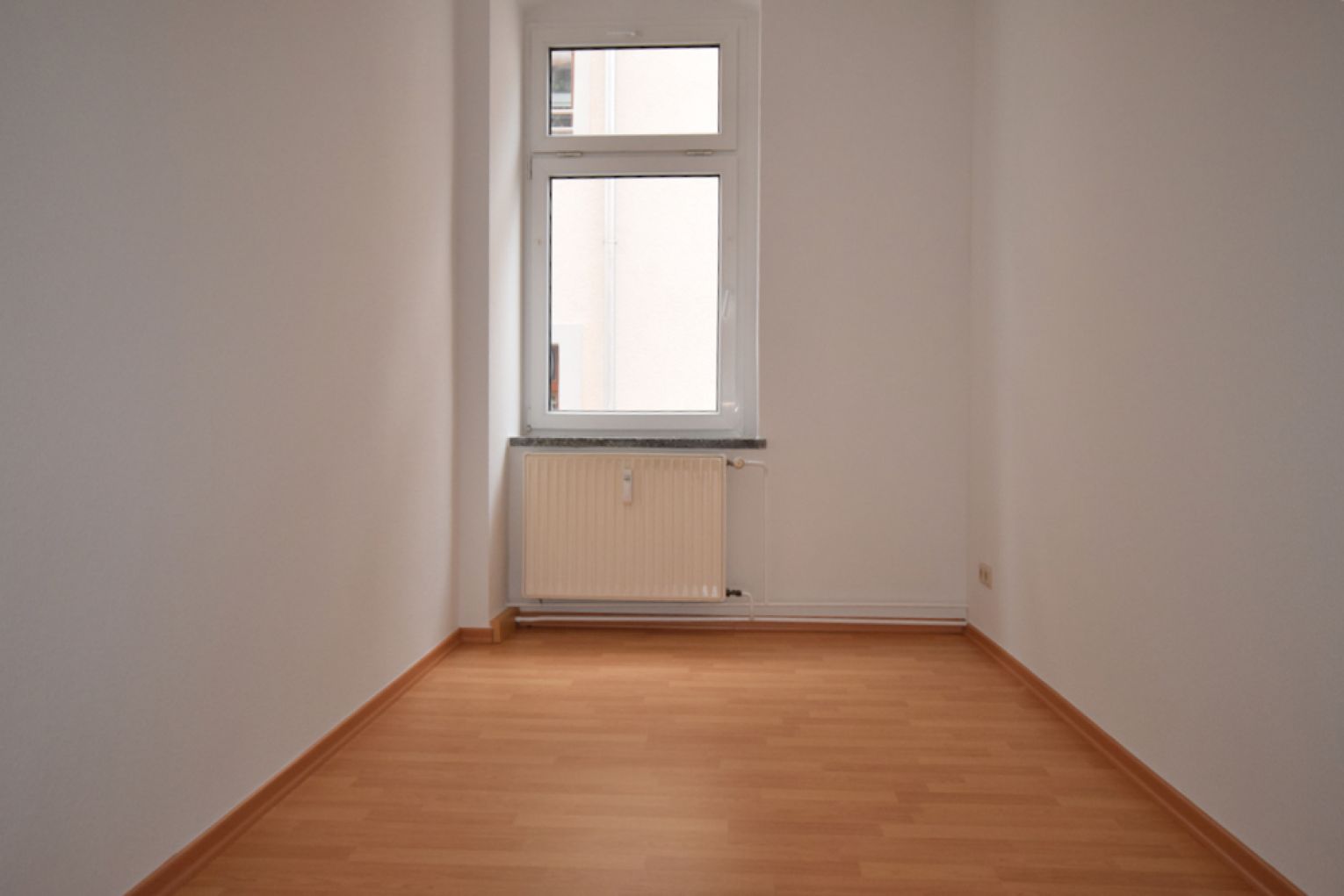 4-Raum • Frankenberg • Einbauküche • Balkon • Haus mit Lift • Bad mit Wanne und Fenster