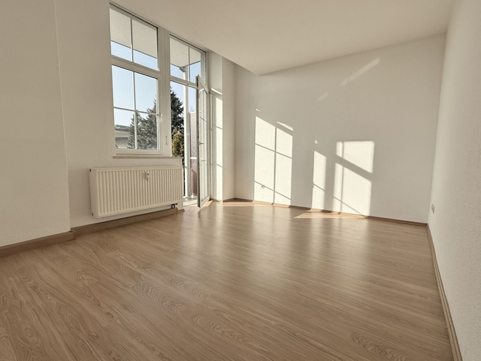 5 Zimmer • 2 Balkone • ruhig gelegen • Laminat • Stellplatz • 2 Bäder •