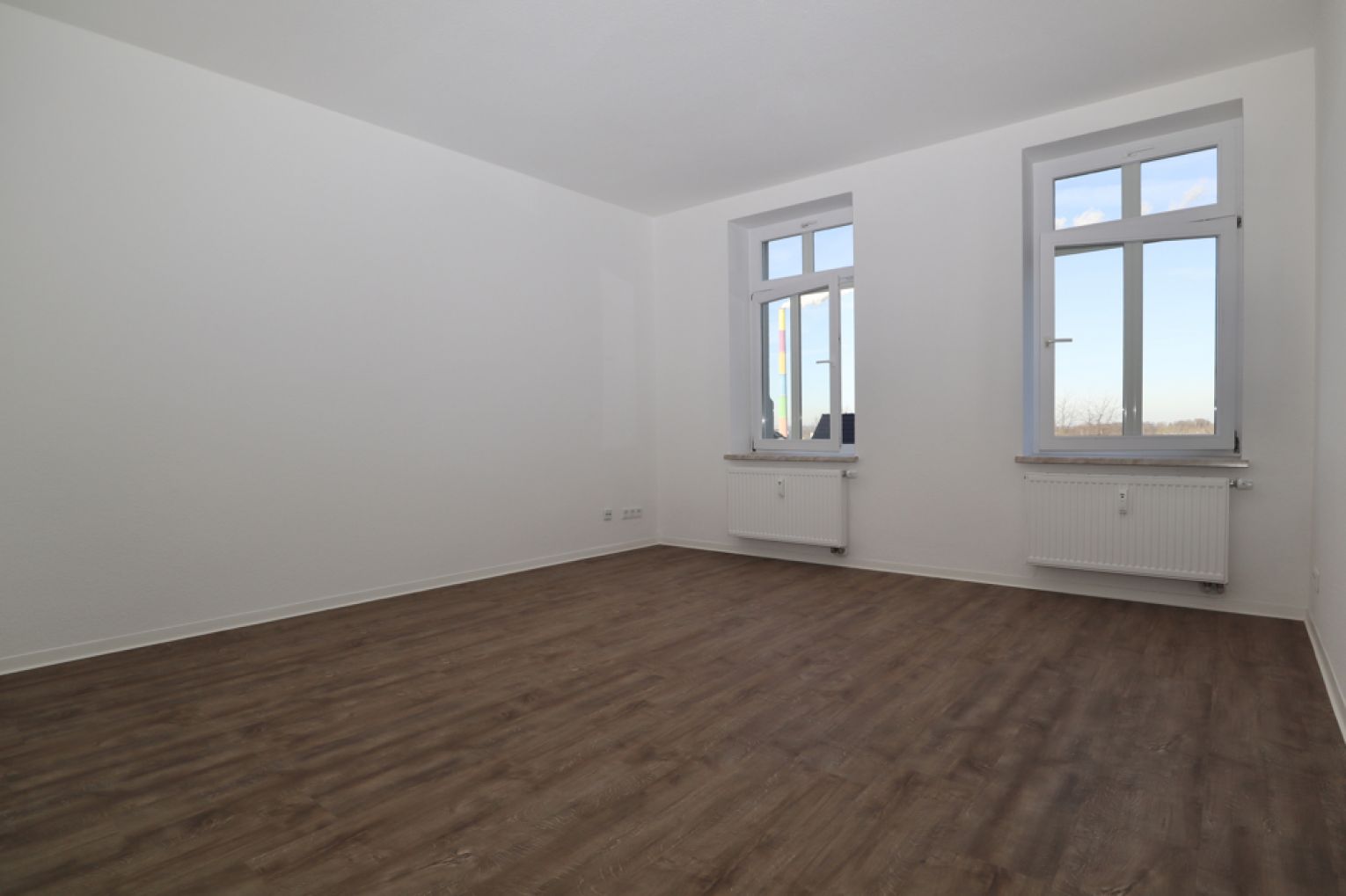 2 Zimmer • Bad mit Wanne, Dusche und Fenster • großer Balkon • modernes Laminat • in Hilbersdorf