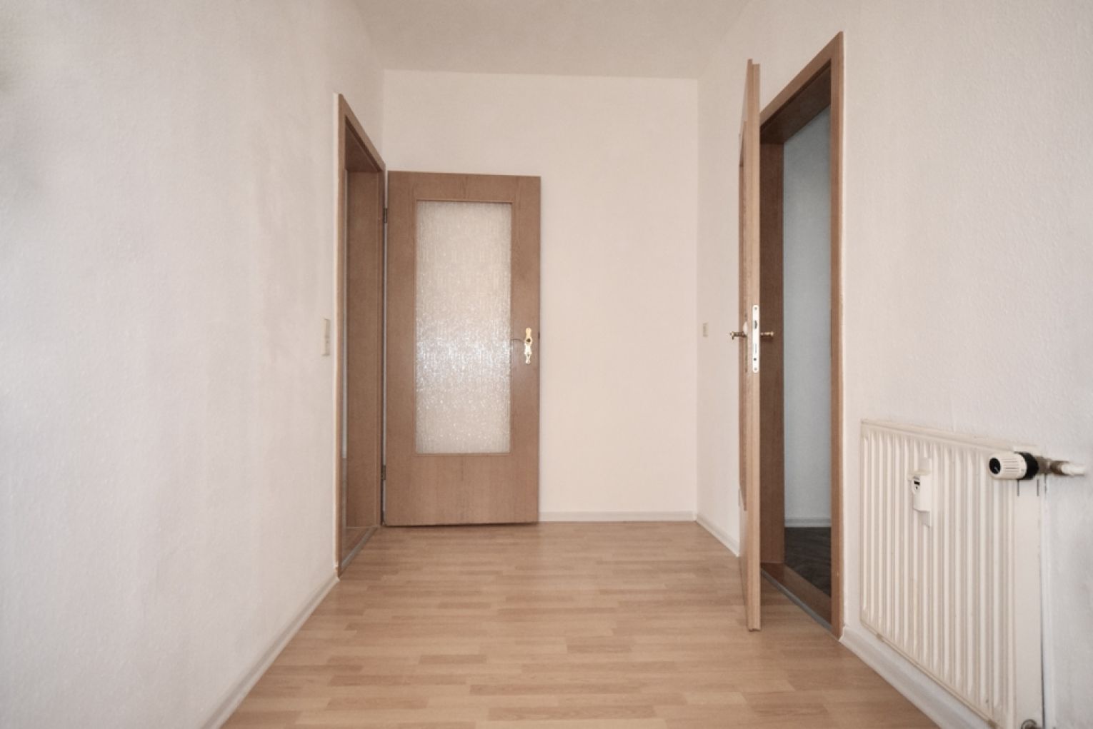 3 Zimmer • Dachgeschoss-Flair • TOP Bad mit Fenster, Dusche & Wanne • Laminat • TOP!