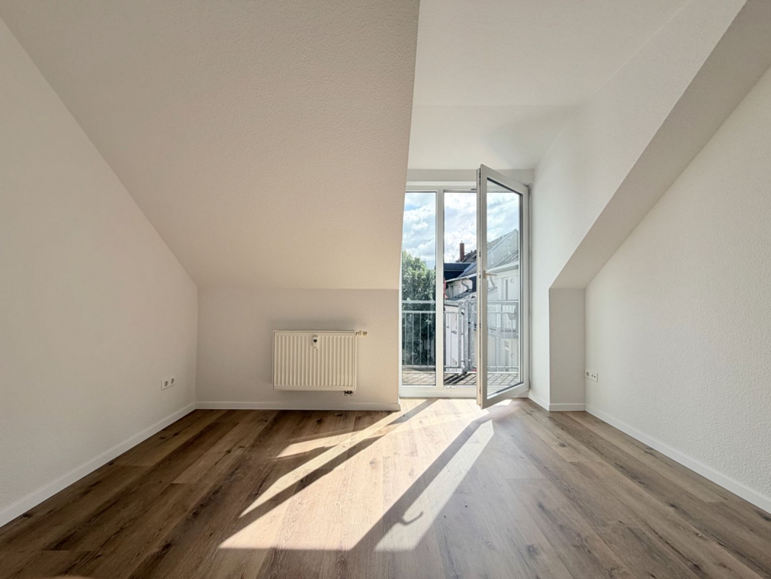 2 Zimmer • Balkon • Dachgeschoss • in Chemnitz • modern und neu • schnell sein und direkt mieten!
