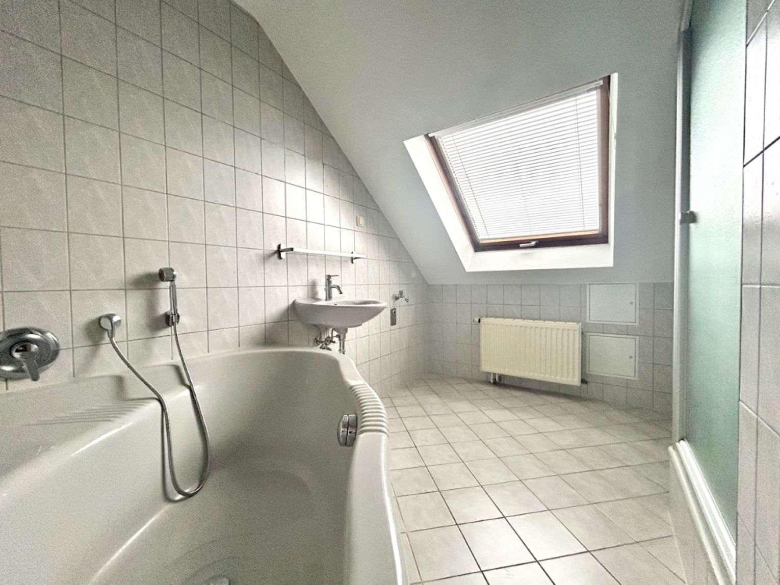 2,5-Raum Wohnung • Einbauküche •mit Balkon • Kaßberg • Dachgeschoss • Mieten • Termin vereinbaren