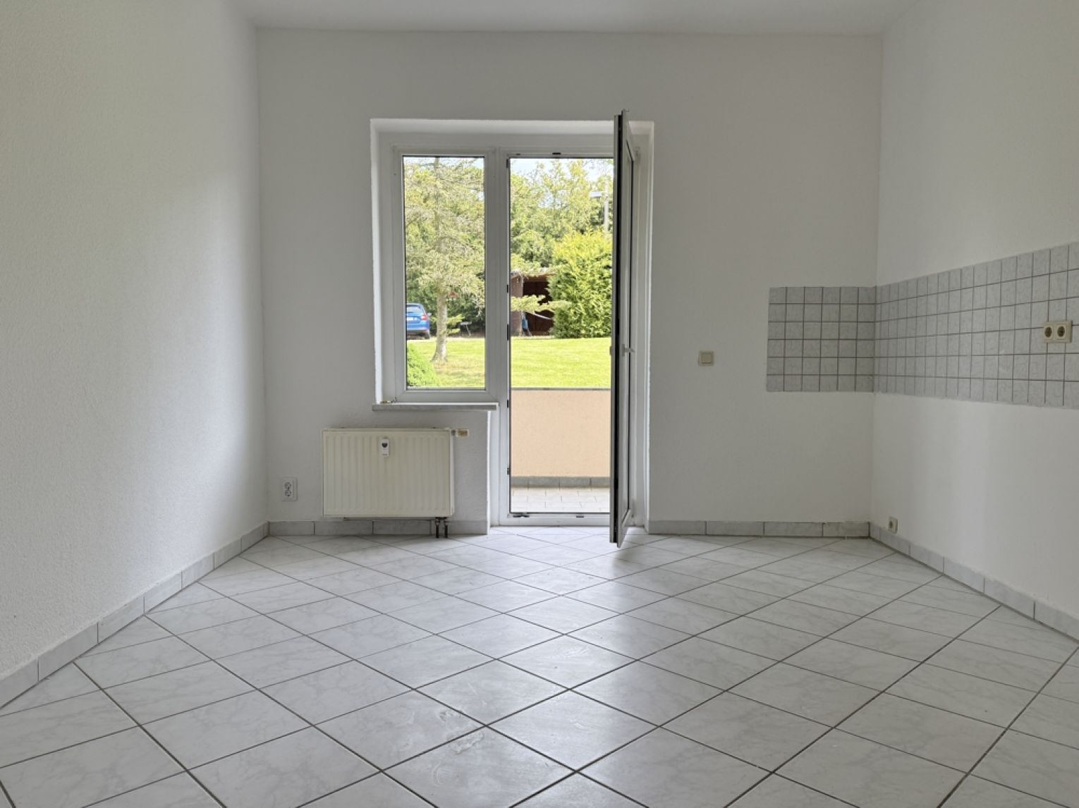 2-Raum • ruhige Lage • Chemnitz • mit Balkon • viel Grün • Laminat • Tageslichtbad • Anmieten!