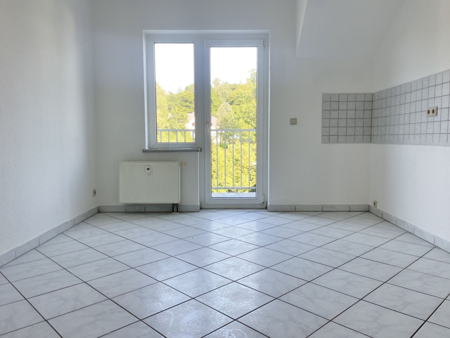 2-Raum • ruhige Lage • Chemnitz • mit Balkon • viel Grün • Laminat • Tageslichtbad • Anmieten!