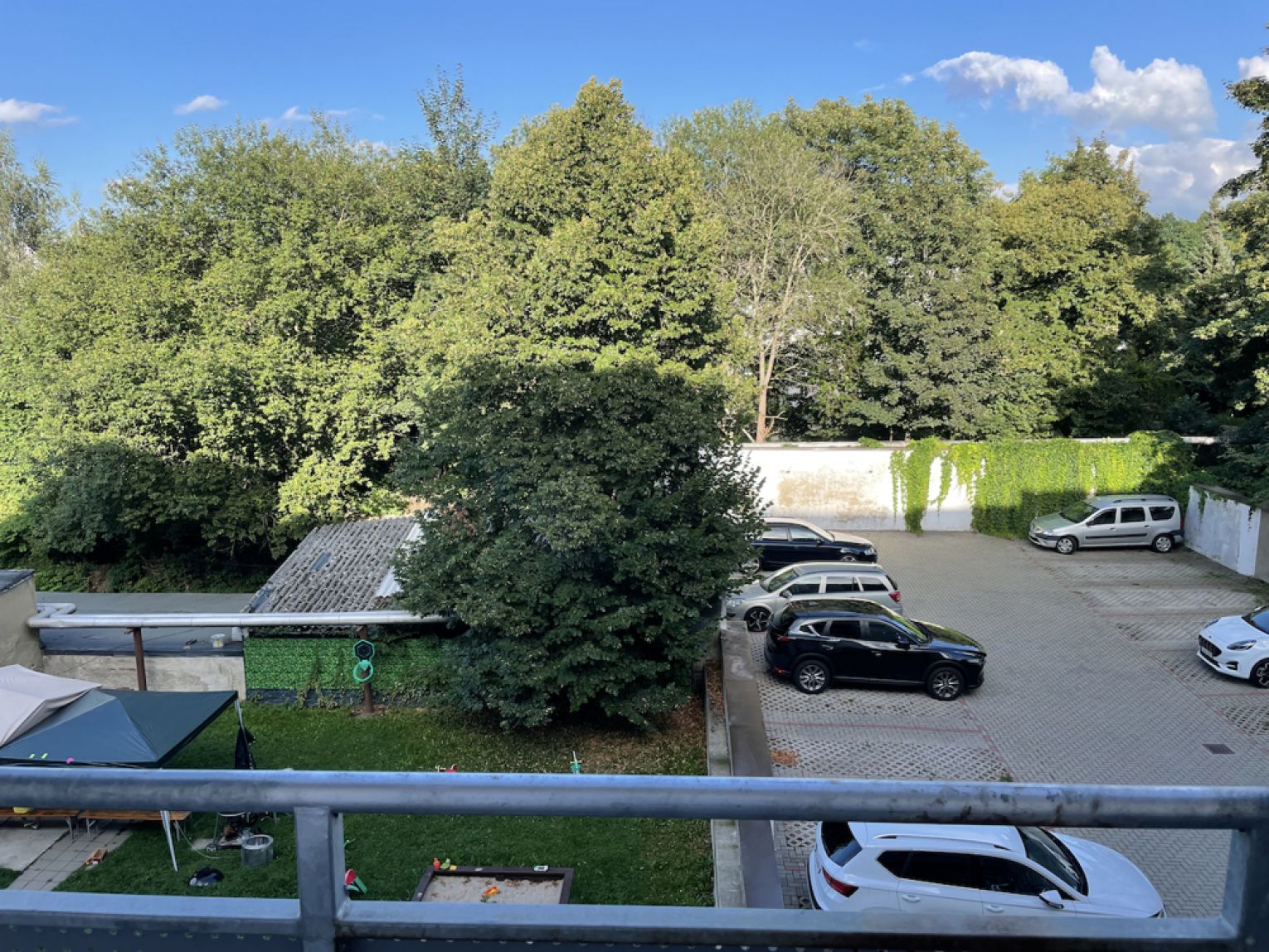 4-Raum • moderne offene Küche • großer Balkon • 2 Bäder mit Wanne+Dusche • Grillplatz • Stellplatz