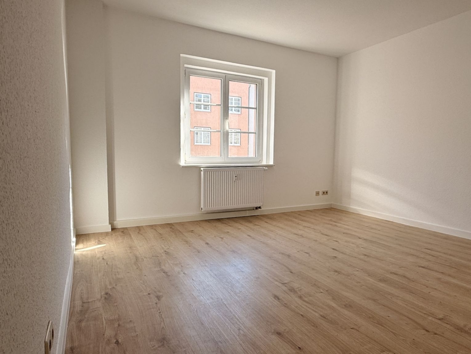 2 Zimmer • Balkon • Tageslichtbad mit Wanne • renoviert • Sonnig • Stellplatz • Besichtigungstermin