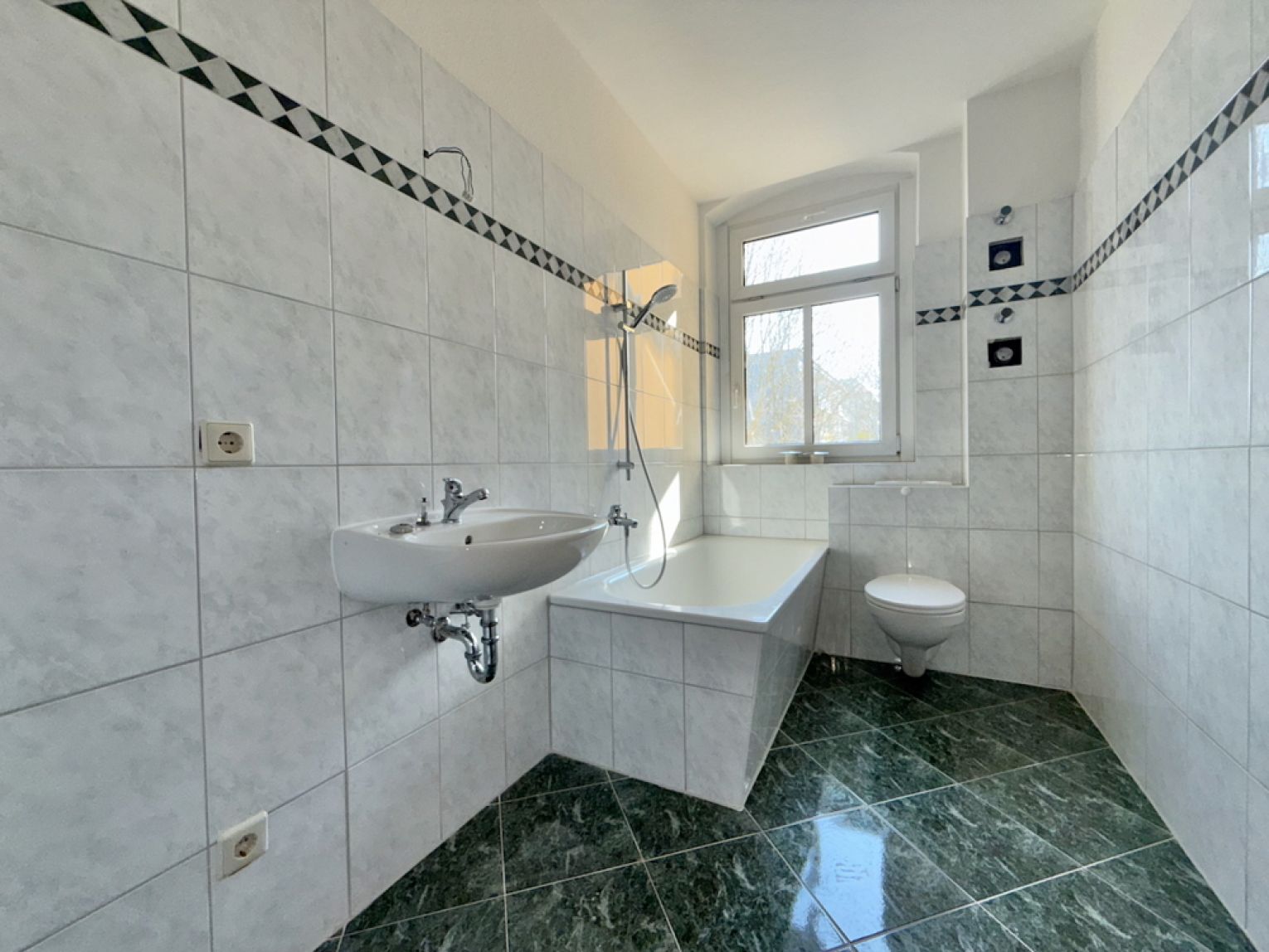 Chemnitz• Bernsdorf • 2 Zimmer • mit Balkon • Tageslichtbad • Stellplatz • schnell sein!