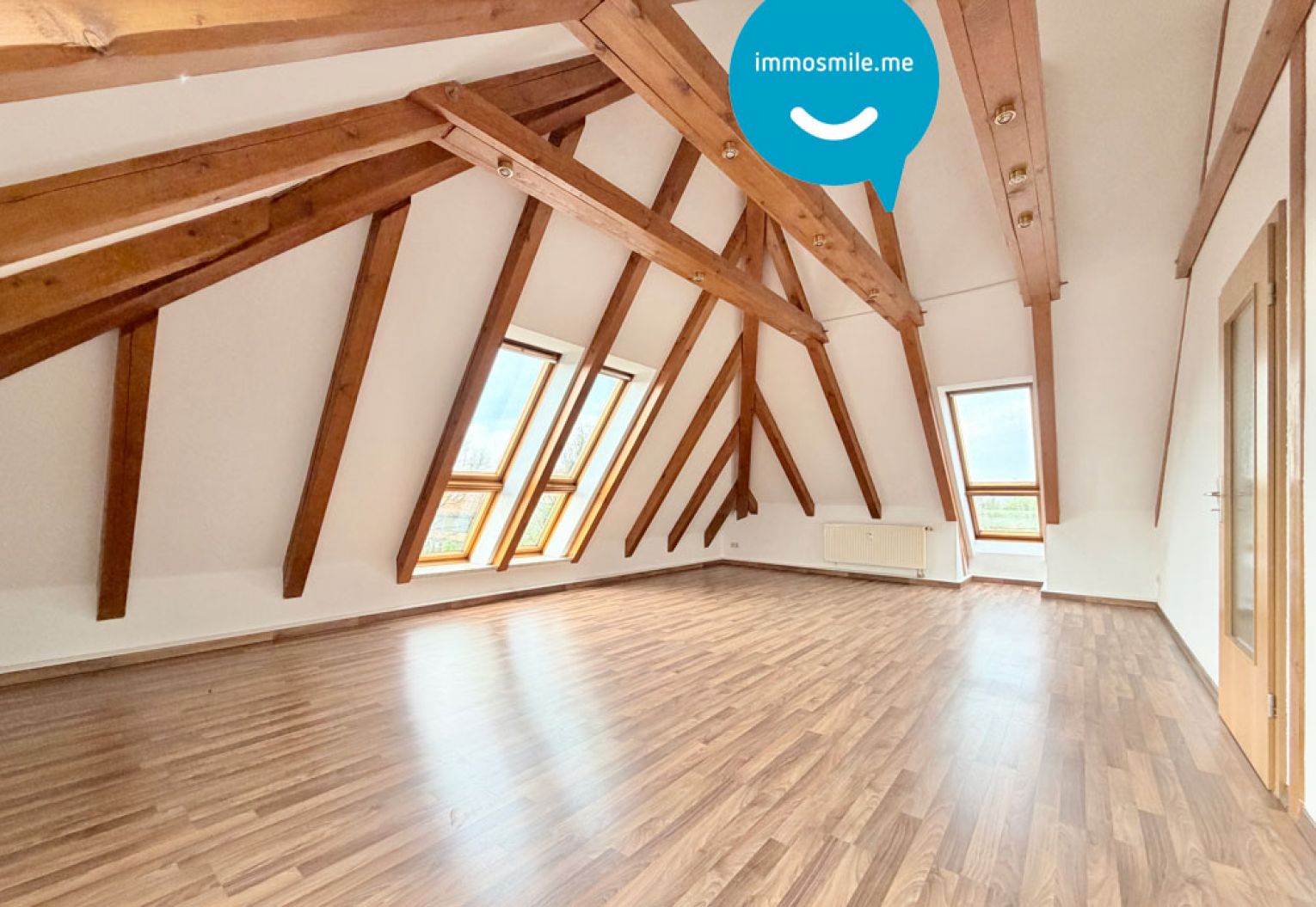 ERSTBEZUG • 4 Zimmer • Dachgeschoss-Wohnung • Balken und Schrägen • mit Carport • in Schönau