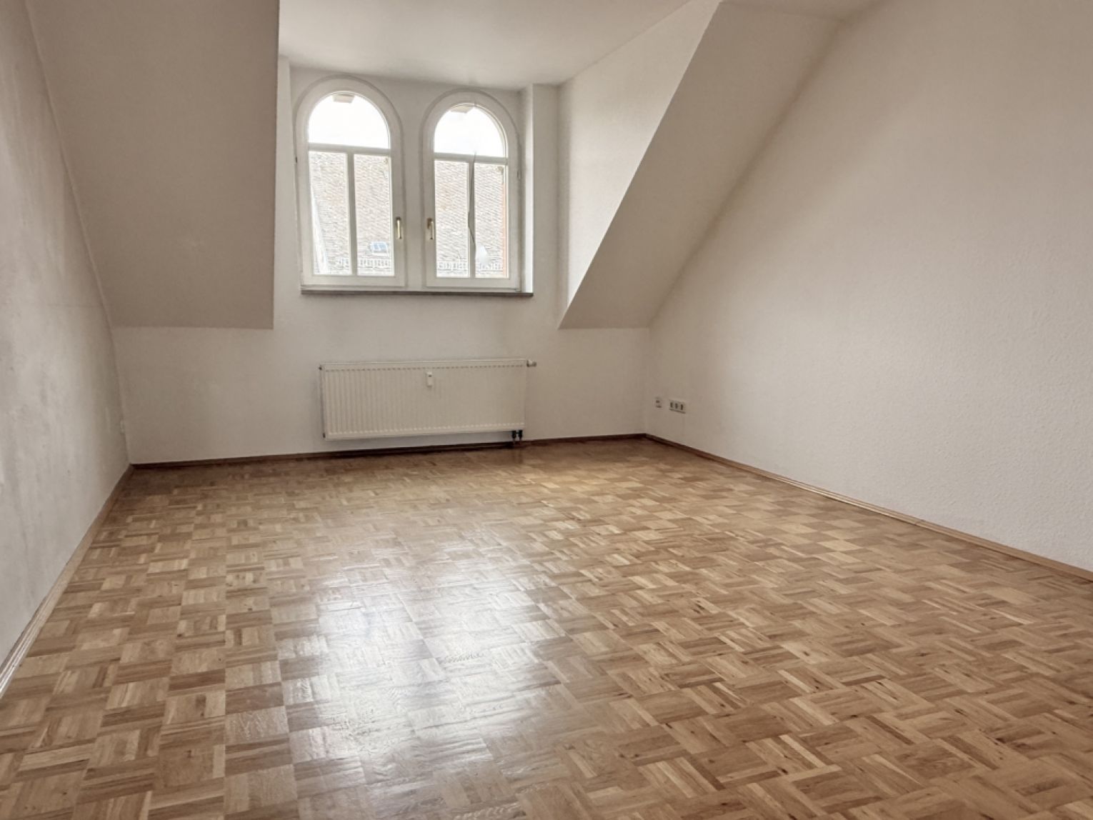 Kaßberg • 3 Zimmer • Balkon • Parkett • Bad mit Wanne • Aufzug • Dachgeschoss-Flair • Anschauen !?
