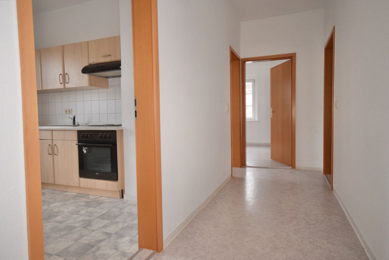 2-Raum Wohnung • Tageslichtbad mit Wanne • Einbauküche • Stellplatz • Kaßberg • Anschauen & Mieten