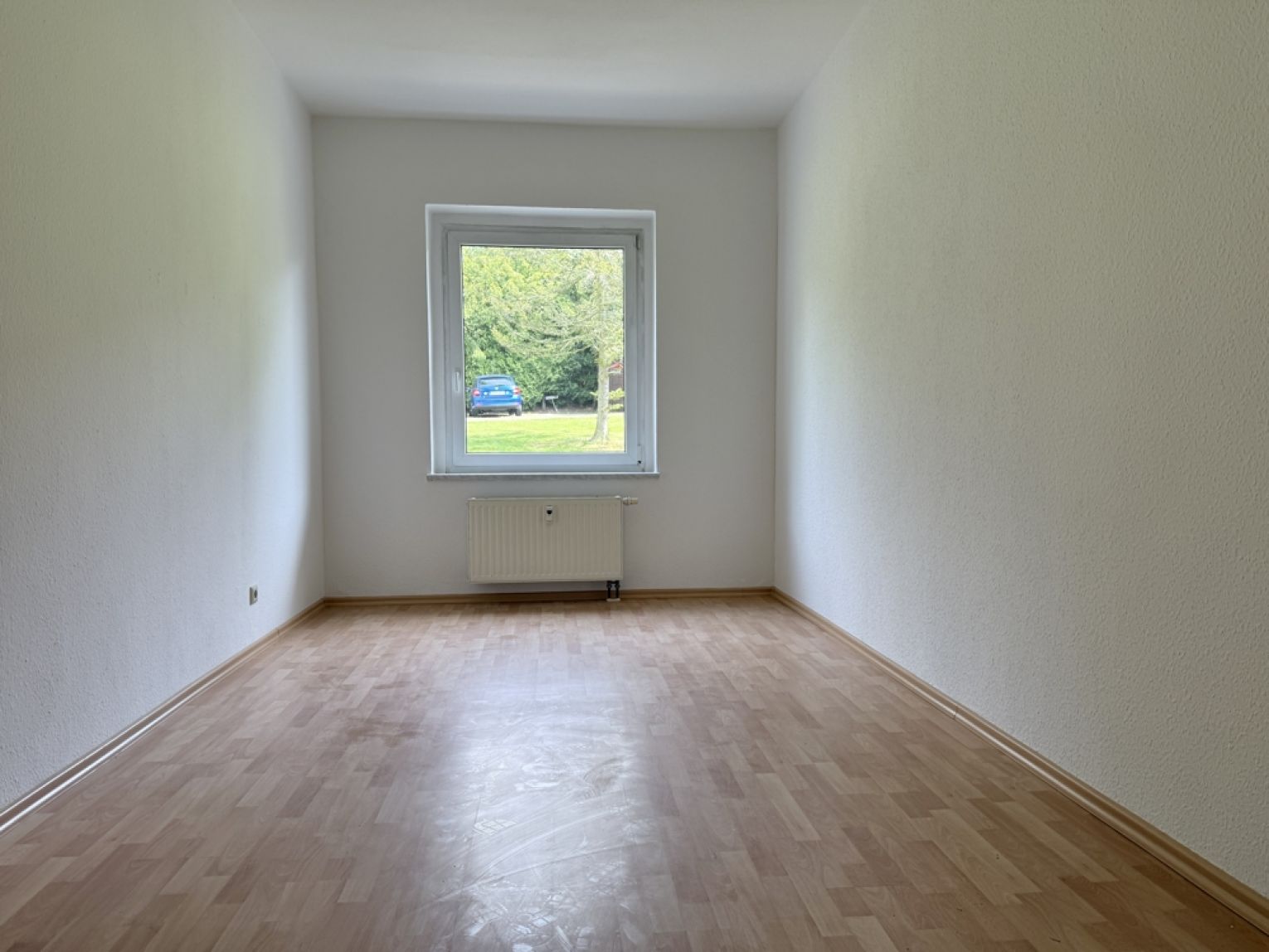 2-Raum • ruhige Lage • Chemnitz • mit Balkon • viel Grün • Laminat • Tageslichtbad • Anmieten!