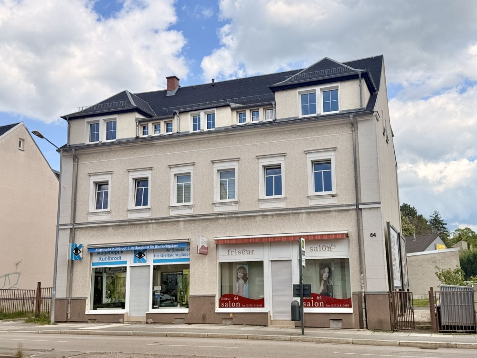 53 qm im Dachgeschoss • Laminat • 2-Zimmer • Einbauküche • Wanne & Dusche • optional teilmöbliert!