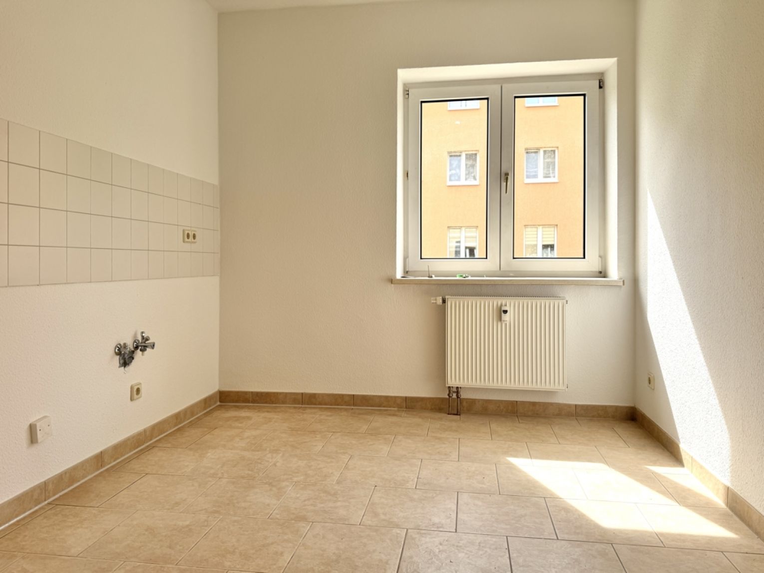Tageslichtbad mit Wanne • 2 Zimmer • am Heimgarten • Balkon • Top-Preis! • Neues Laminat