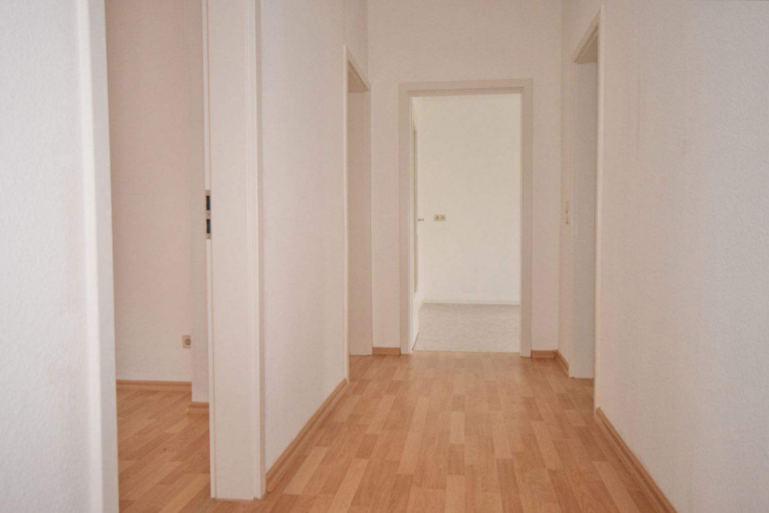 2-Raum • Tageslichtbad mit Wanne • Balkon • Laminat • Sonnig • Stellplatz • Besichtigungstermin!?