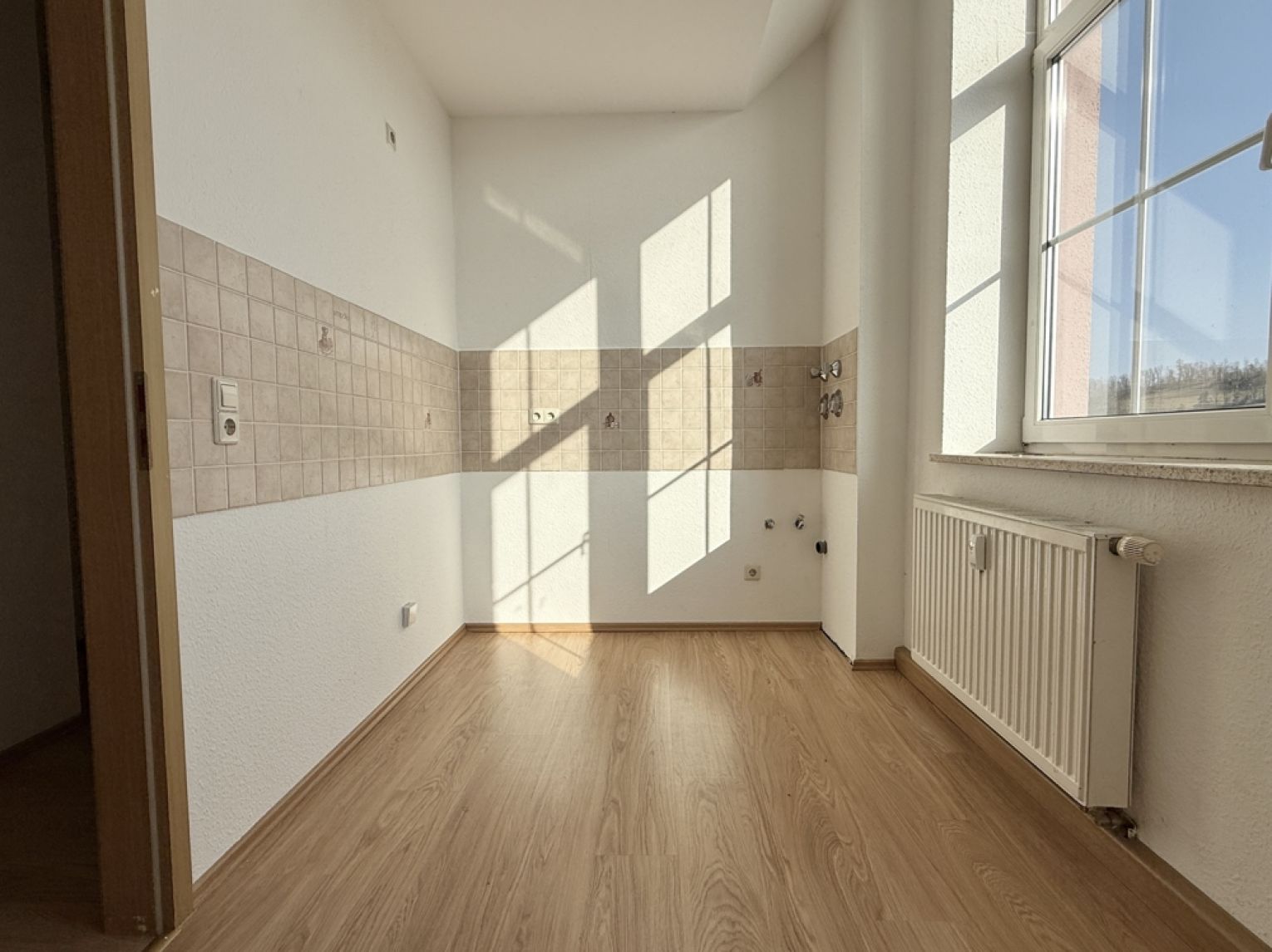 2 Zimmer • Balkon • ruhig gelegen • Laminat • Stellplatz • gleich mal anschauen !?