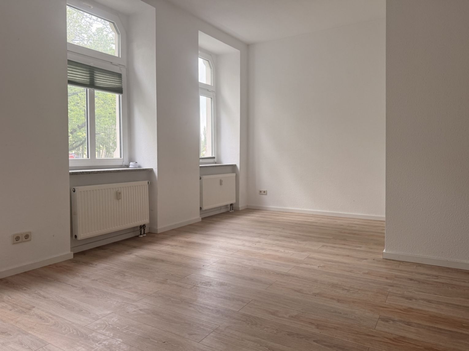 Kaßberg • 2 Raum Hochparterre • Wanne • Balkon • schickes Laminat • Wohnküche • TOP!