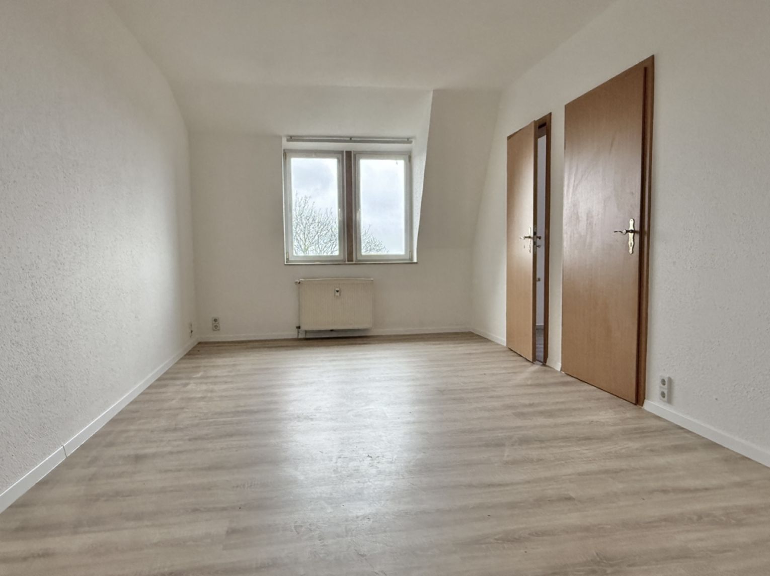 3-Raum • Dachgeschoss • schöner Grundriss • Bad mit Wanne • modernes Laminat • gepflegtes Haus
