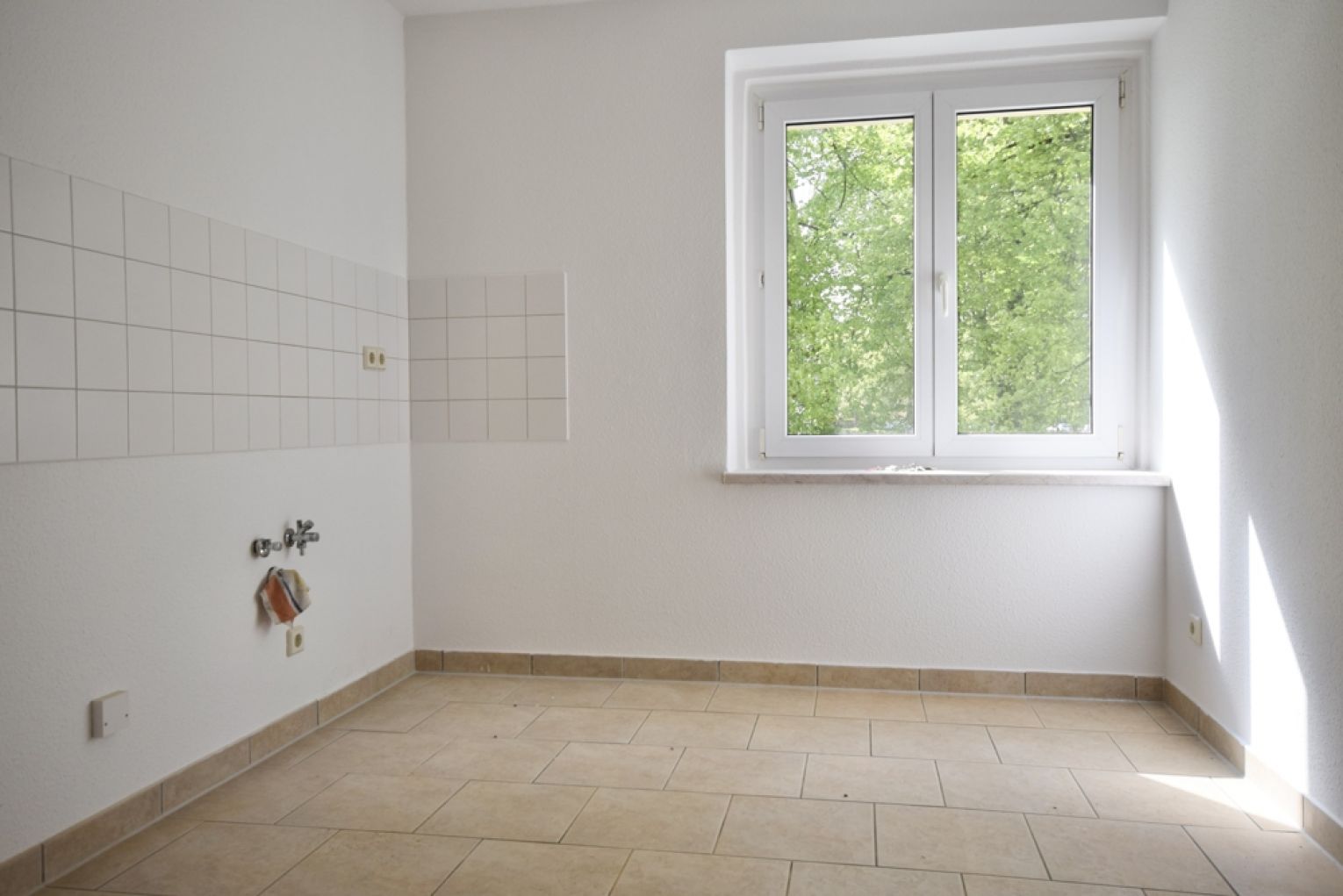 Tageslichtbad mit Wanne • 2 Zimmer • am Heimgarten • Balkon • Top-Preis! • Neues Laminat - Photo 2