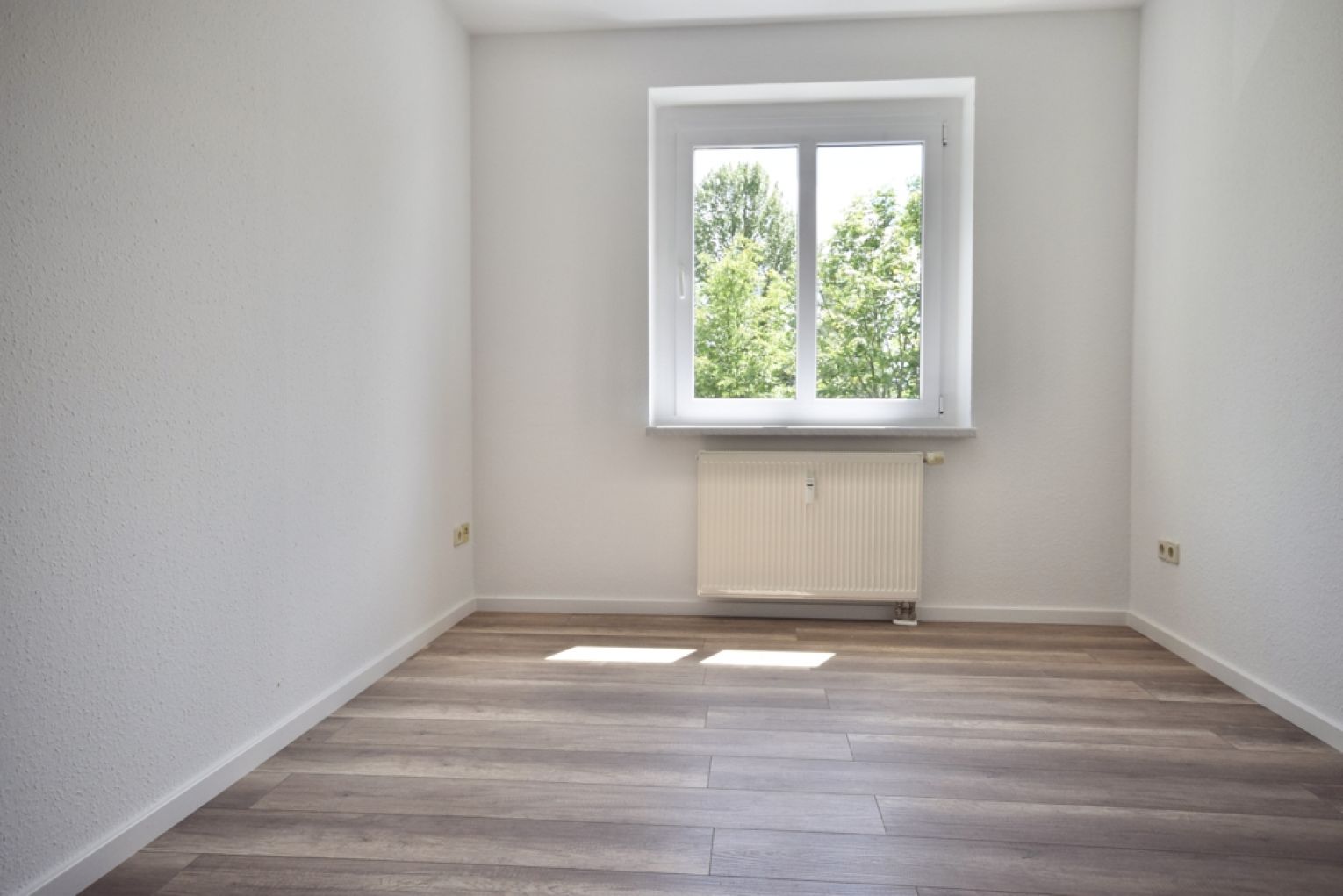 4 Zimmer • ruhige Lage • neues Bad mit Wanne & Dusche • Balkon • Laminat •  • TOP • Mieten