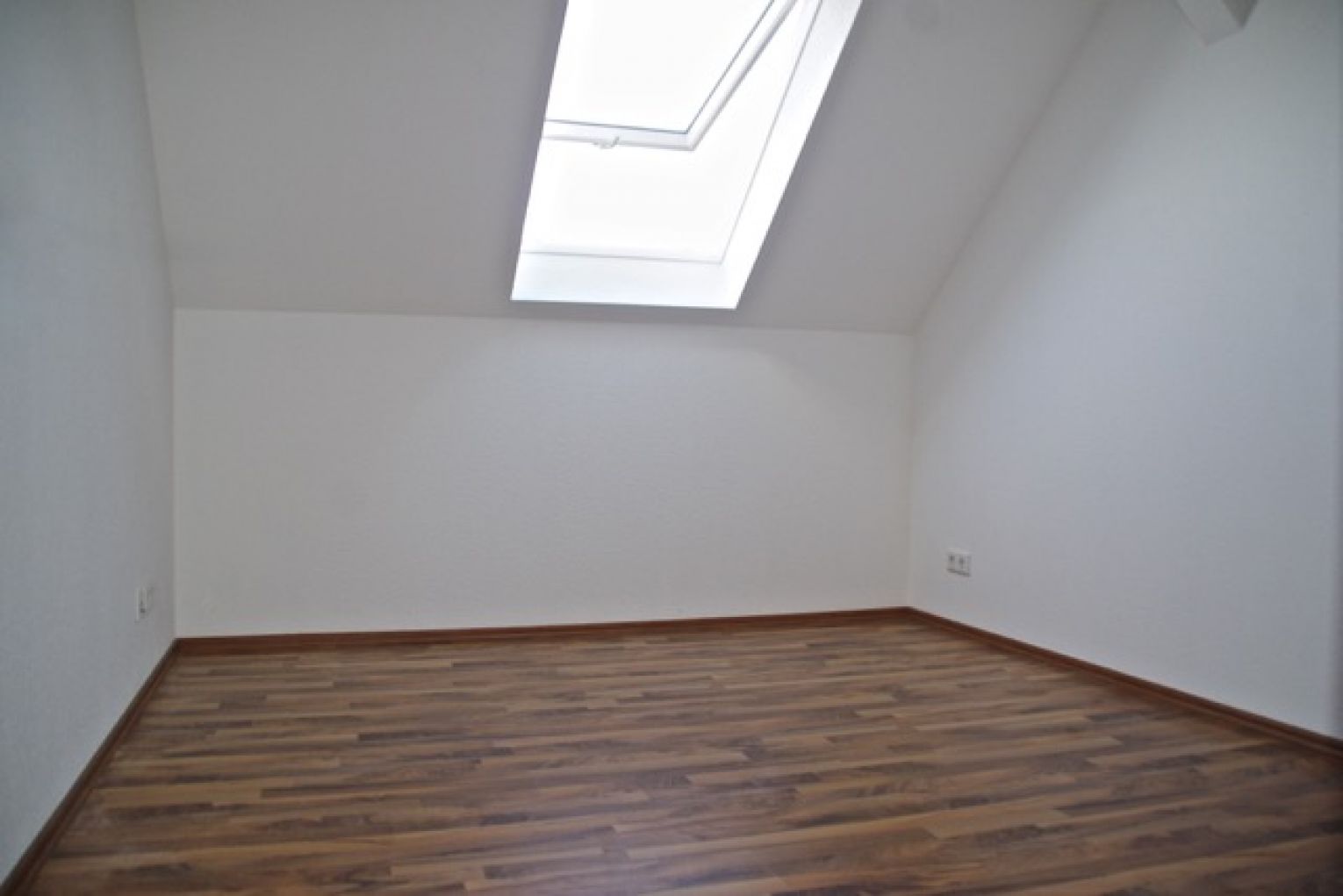 3-Zimmer • Dachgeschoss • Fussbodenheizung • Laminat • Stellplatz • Kaßberg • gleich anschauen?