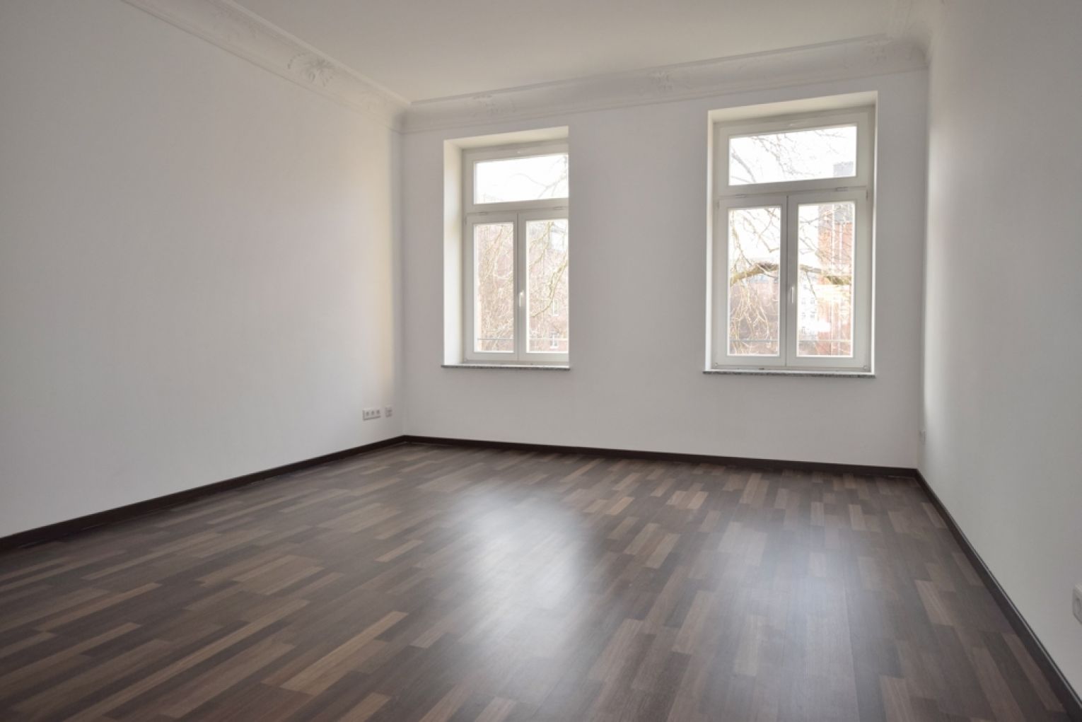 tolles Ambiente • Fussbodenheizung • 2 Zimmer • Sonnenbalkon • Laminat • historische Elemente • TOP!