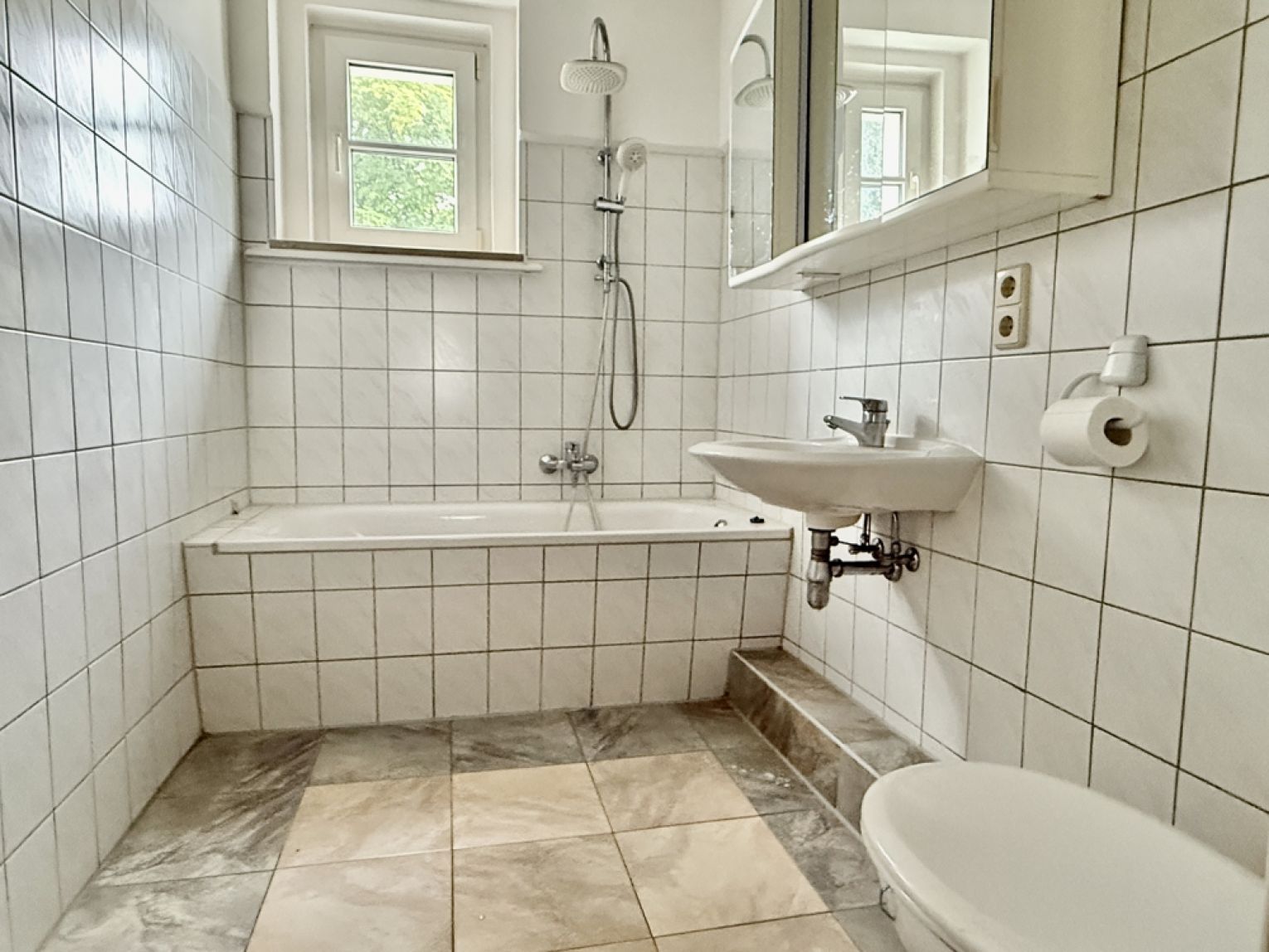 3-Raum Wohnung • Tageslichtbad • Wohnküche • Weiße Türen • Laminat • Reichenbrand • Anschauen!?