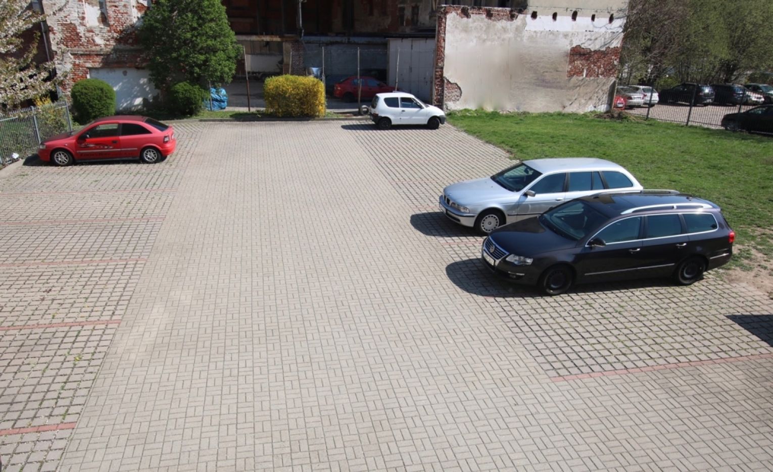 Mal was Anderes • 2 Zimmer • neues Laminat • offene Küche • Haus mit Aufzug • Balken-Flair • TOP!