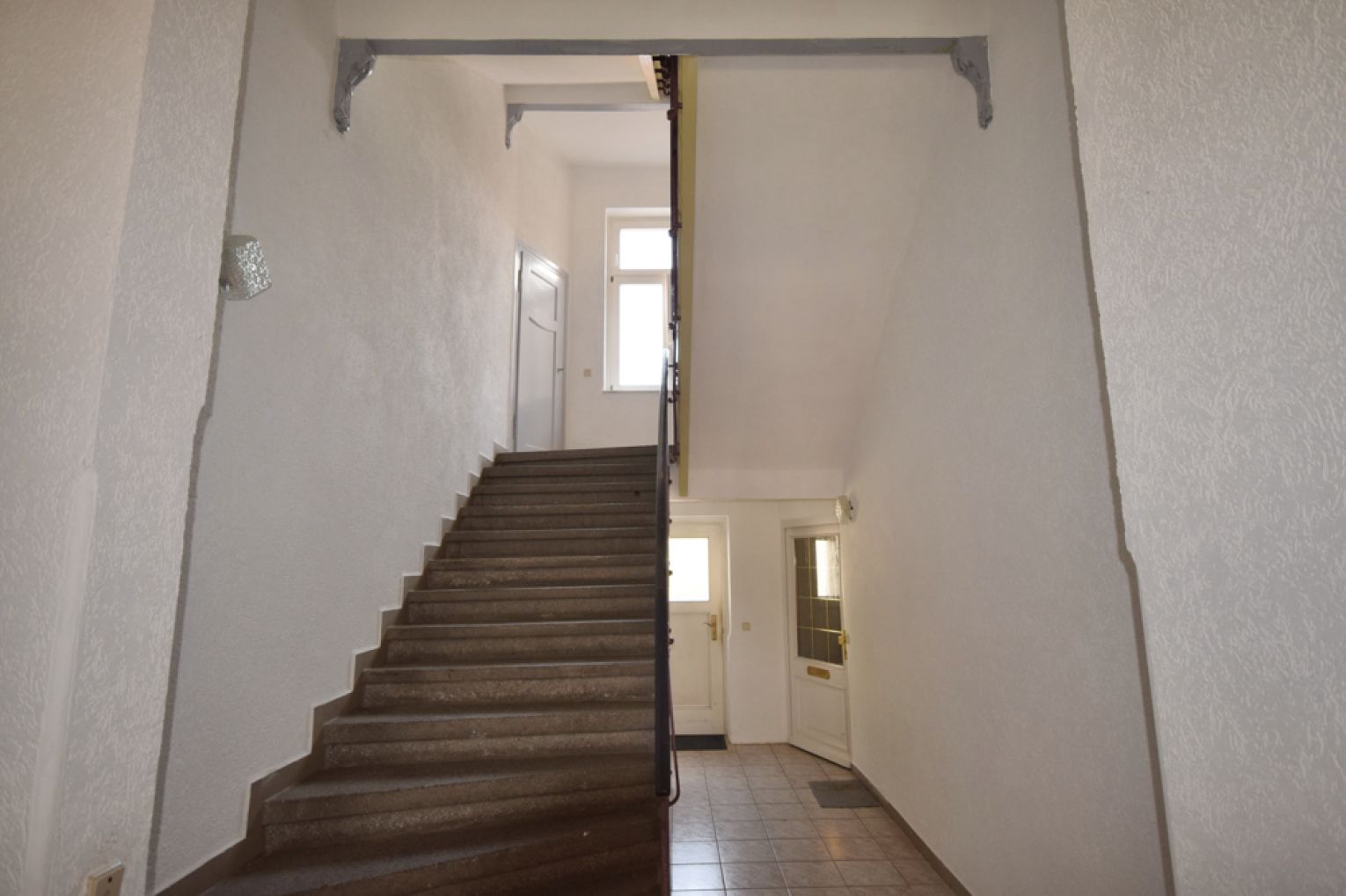 viiiel Platz • 2 Zimmer • Einbauküche • Dusche & Wanne • Tageslichtbad • Dachgeschoss