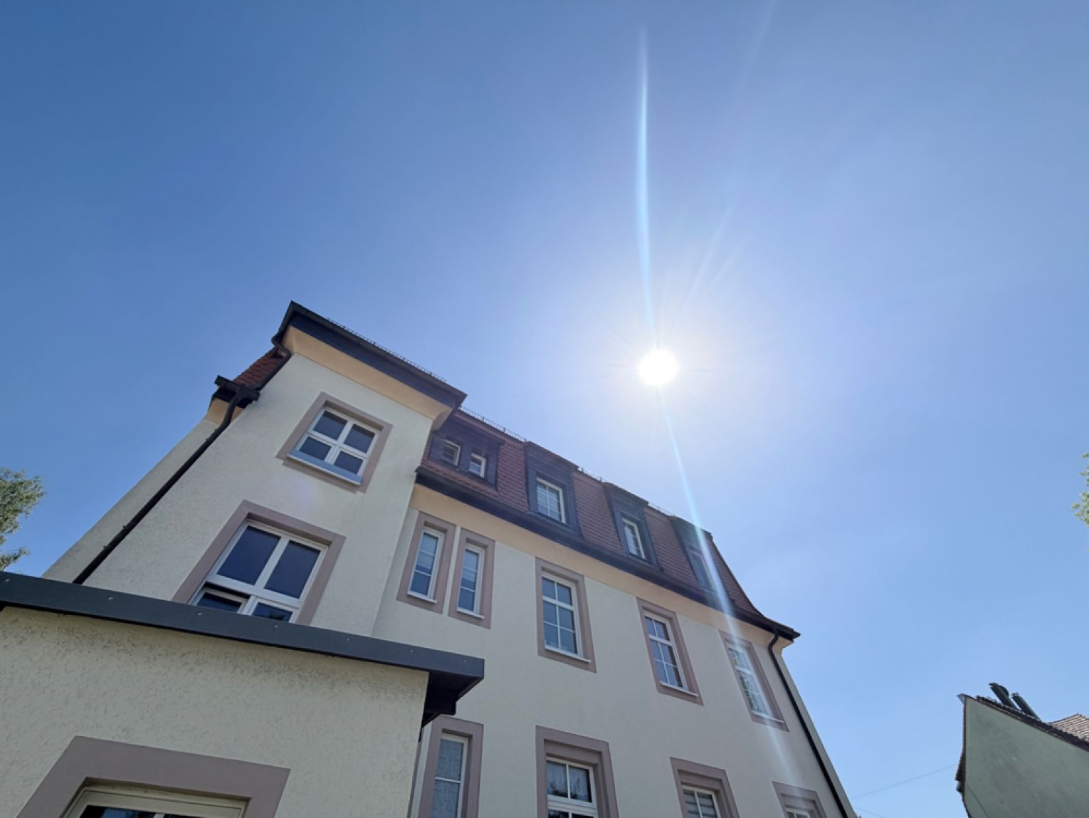 ERSTBEZUG • 4 Zimmer • Dachgeschoss-Wohnung • Balken und Schrägen • mit Carport • in Schönau