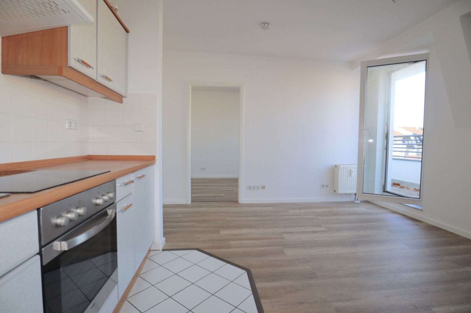 2-Zimmer • ruhige Lage • Aufzug • Balkon • TG-Stellplatz • Schloßchemnitz • AB SOFORT FREI!