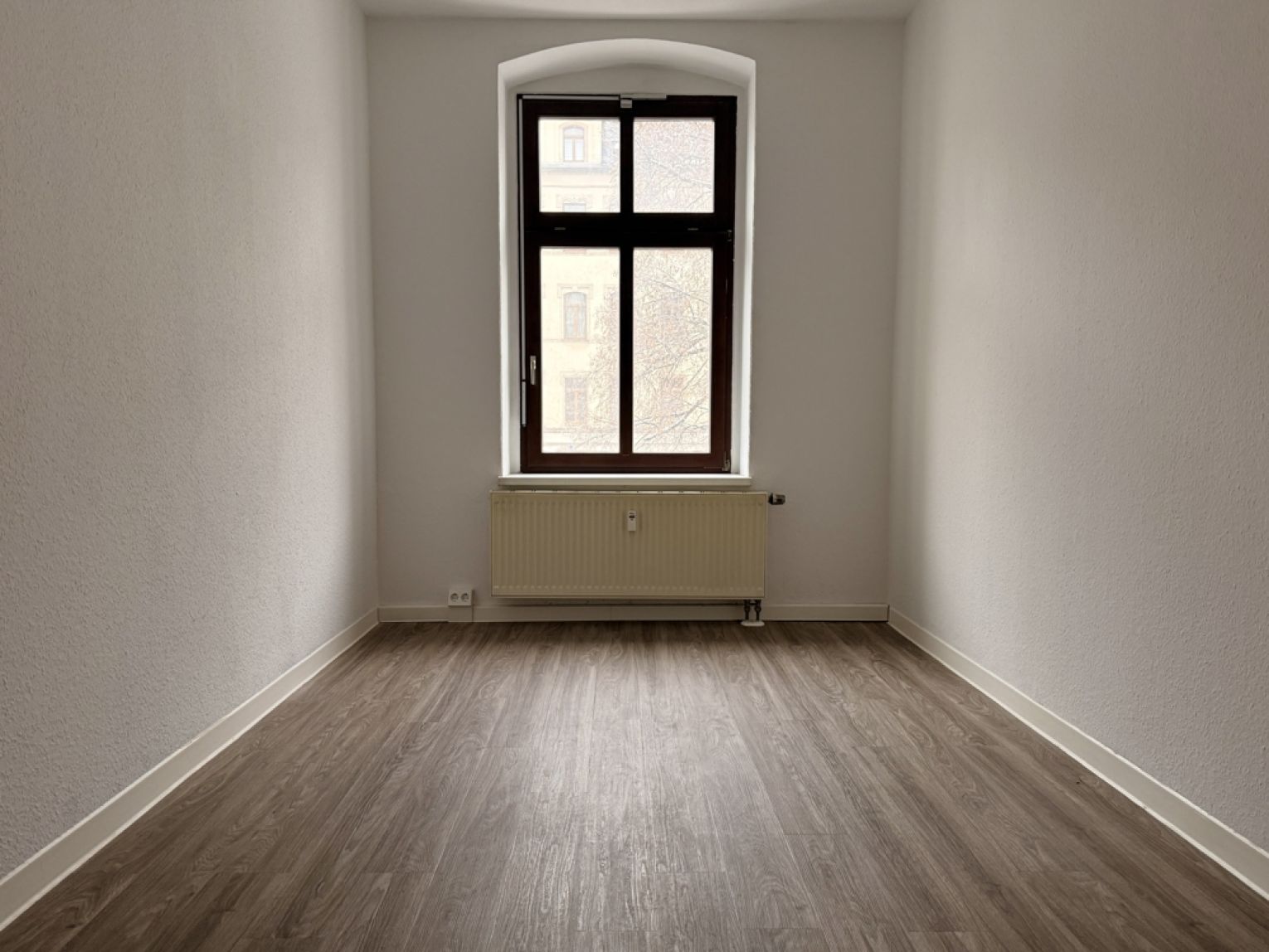 Laminat • 3-Raum • Aufzug • Bad mit Wanne • Schloß-Chemnitz • zentrumsnah • neuer Balkon!