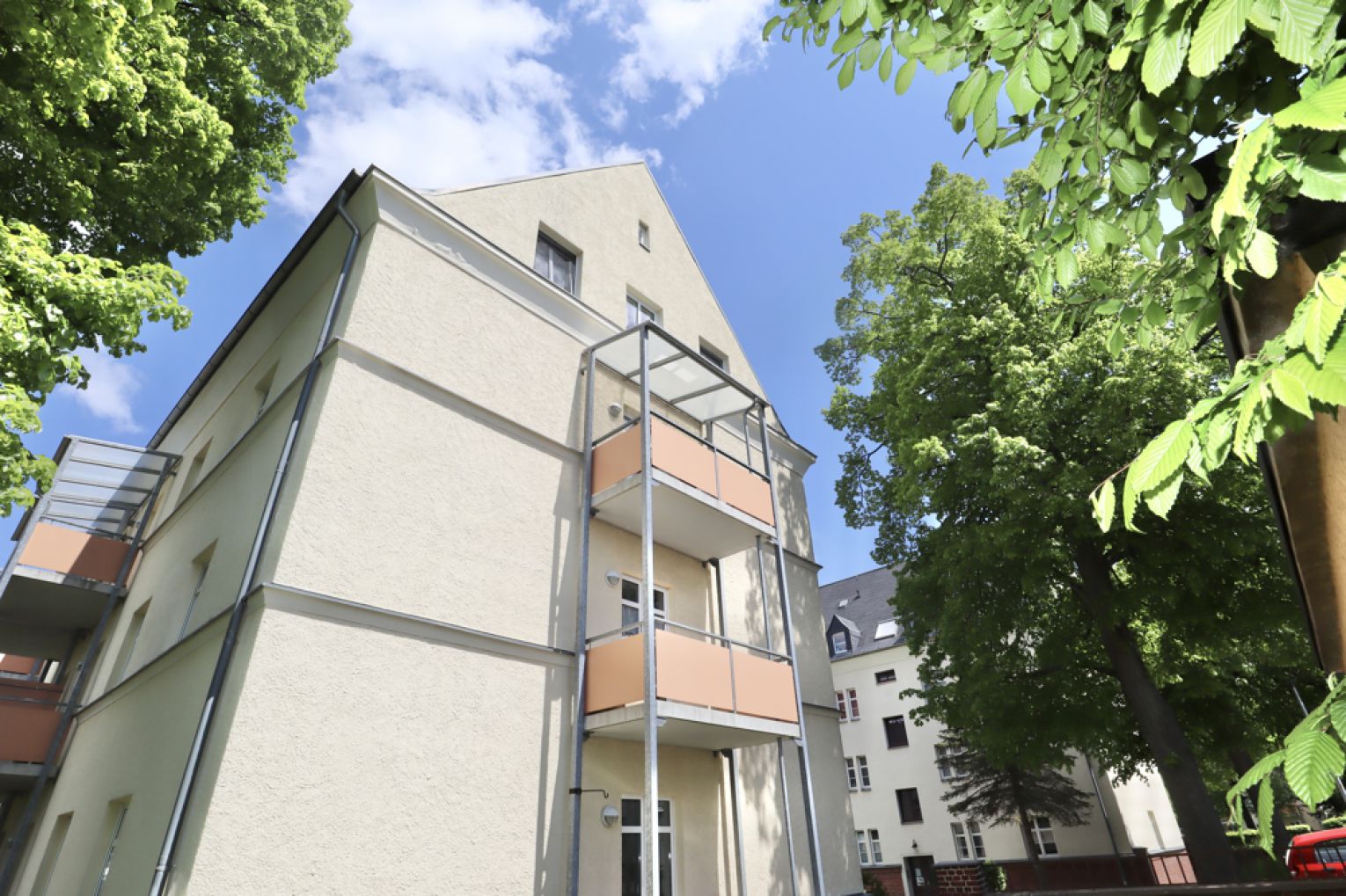 2-Raum Wohnung • Balkon • Tageslichtbad mit Wanne • neuer Boden• ruhige Lage • Gablenz