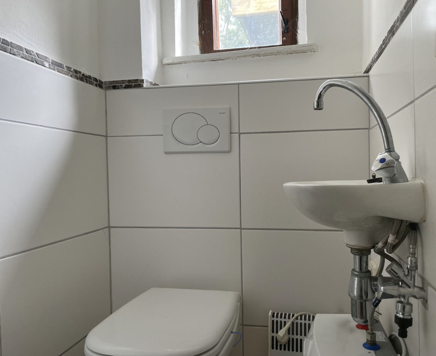 Wohnen und Gewerbe • solide Basis • DG zum Selbstausbau • 3 Wohnungen • Büro im Erdgeschoss • Passt!