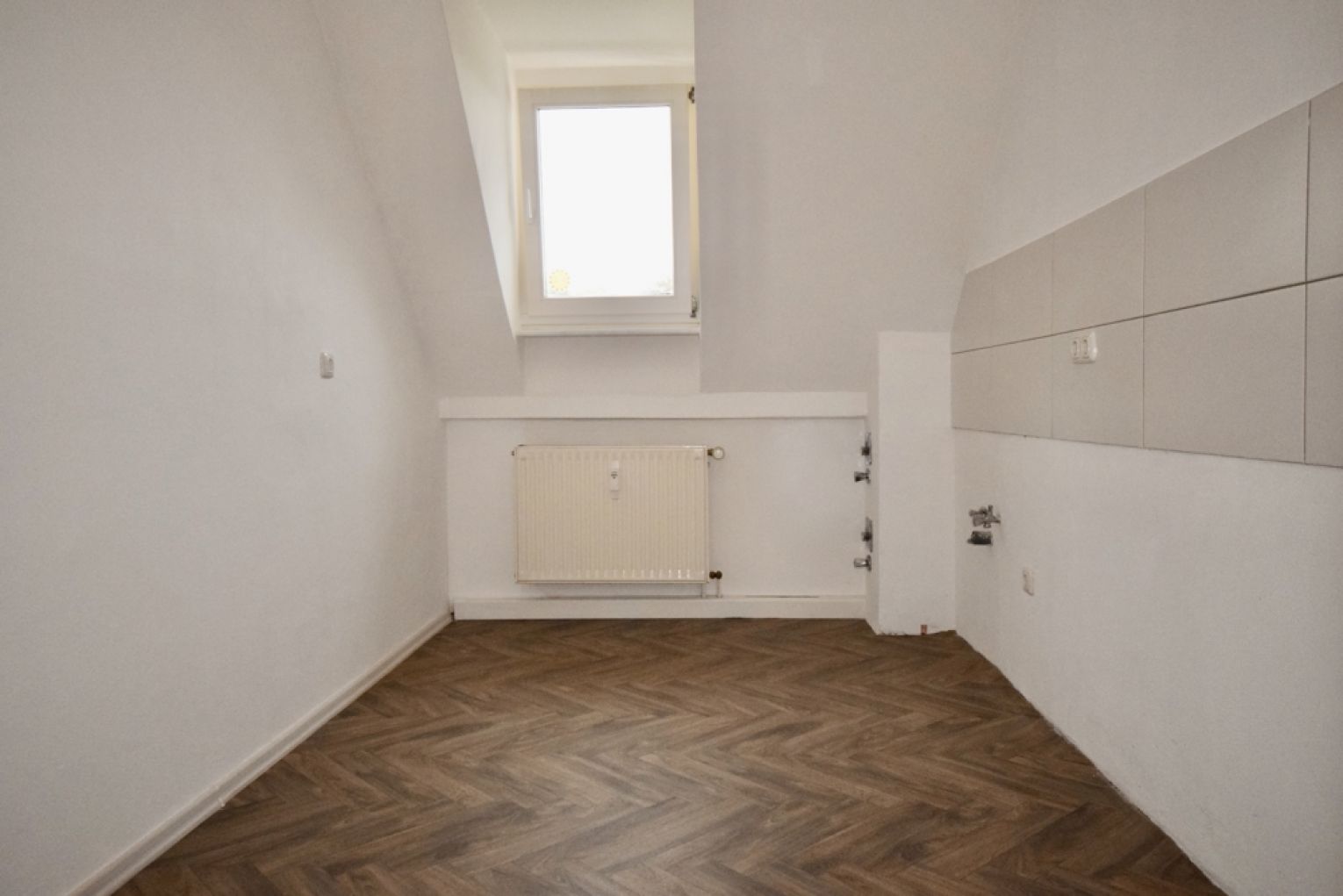 3 Zimmer • Dachgeschoss-Flair • TOP Bad mit Fenster, Dusche & Wanne • Laminat • TOP!