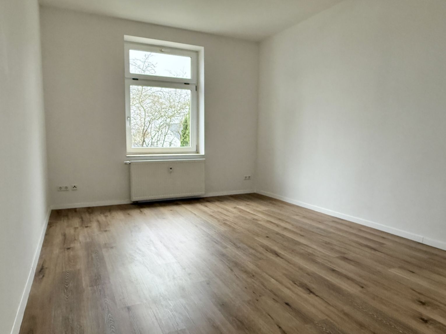 TOP • 5-Zimmer • Balkon • Bad mit Wanne & Dusche • Hochparterre • moderne offene Küche • Stellplatz