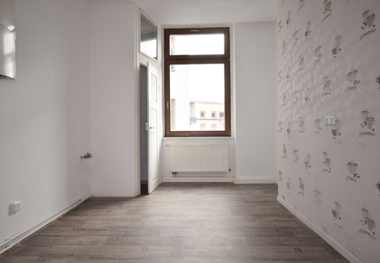 3-Zimmer • Wohnung • Laminat • City-Nähe • Balkon • Echtholztüren • Schloßteichnähe • Bad mit Wanne