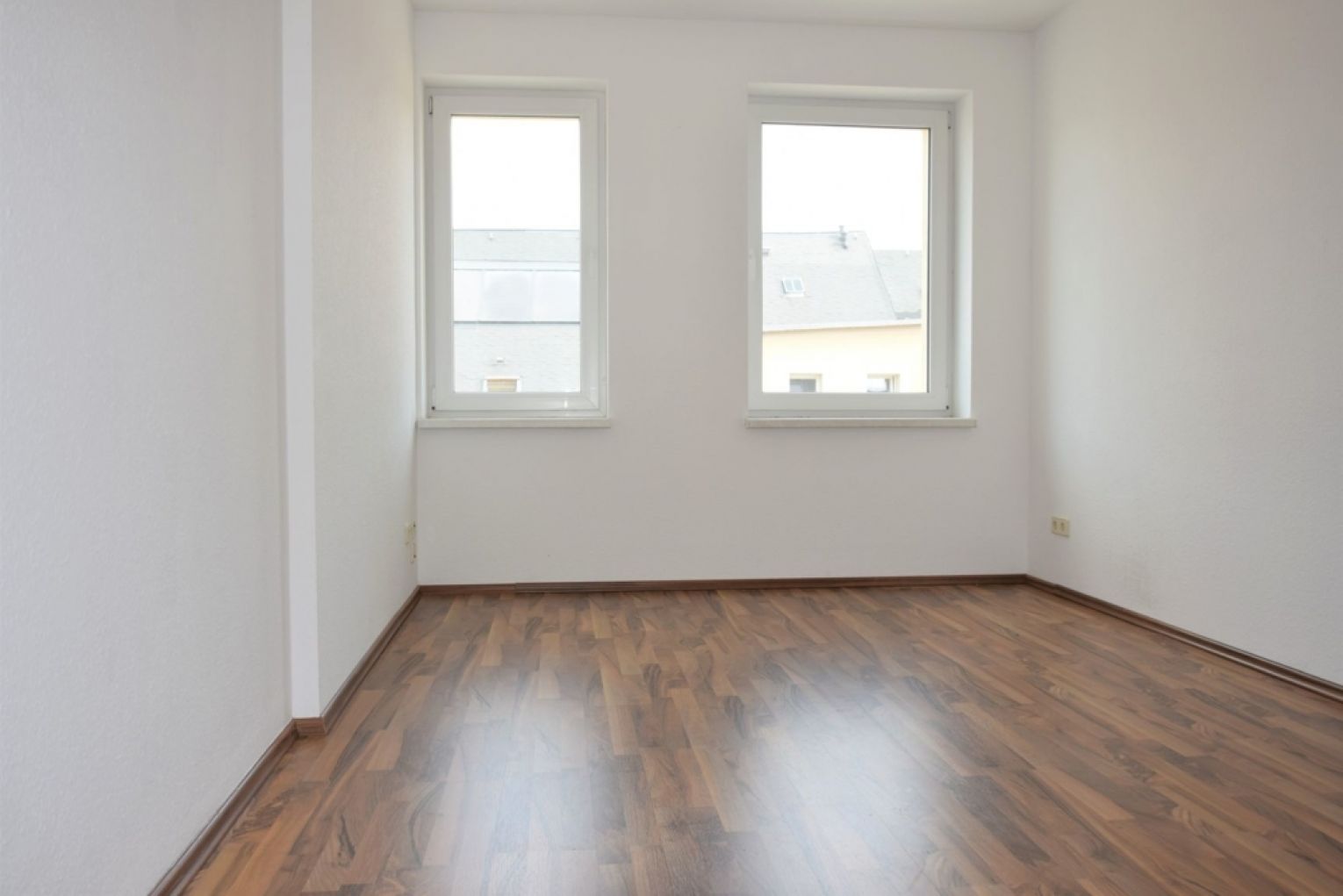 moderner Grundriss • 3 Raum • innenliegendes Bad mit Wanne • großer Balkon • sonnig • Laminat • TOP!