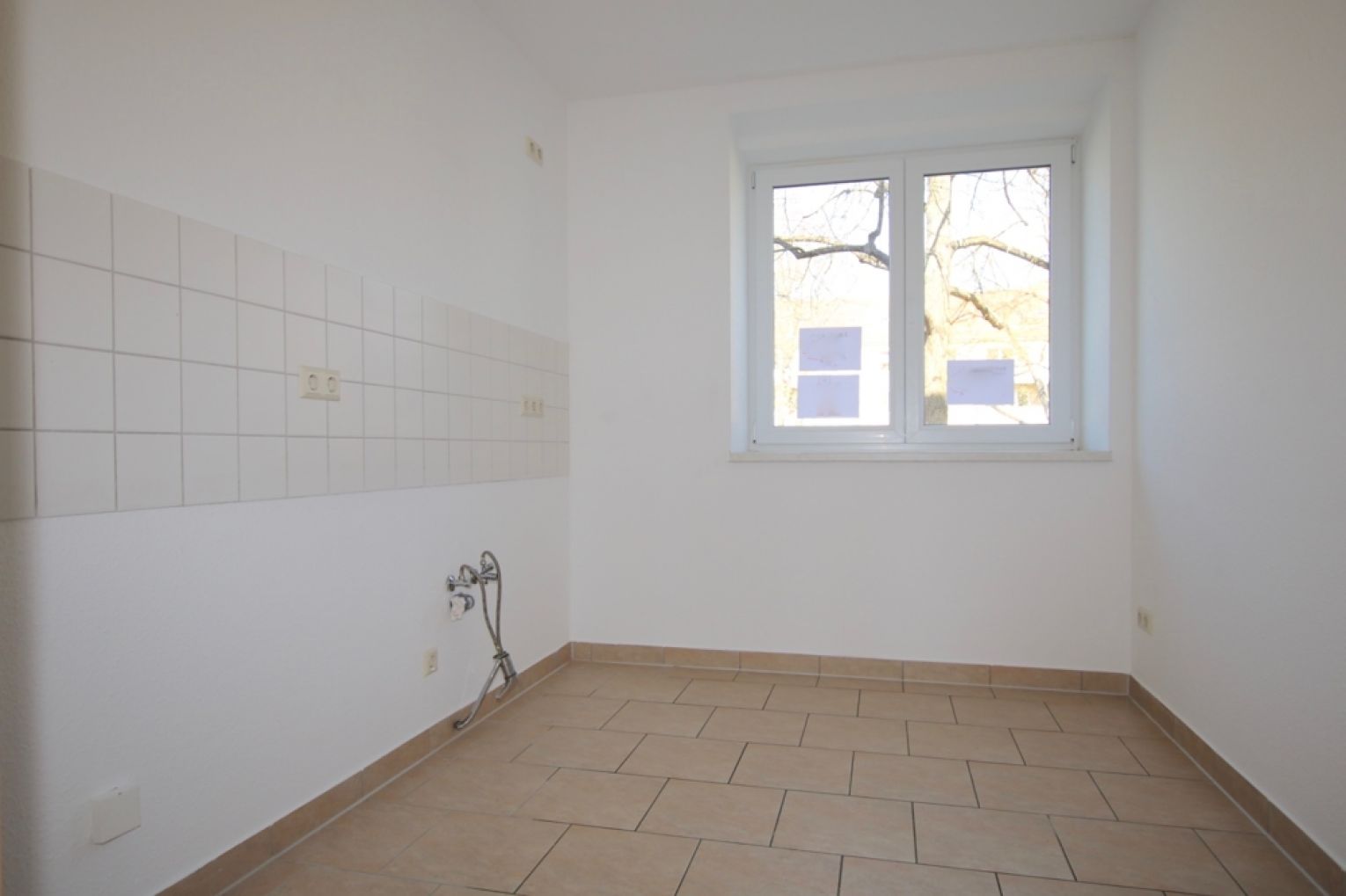 3 Zimmer • Südbalkon • modernes Laminat • Hochparterre • Stellplatz • Fussbodenheizung • TOP! - Foto 2