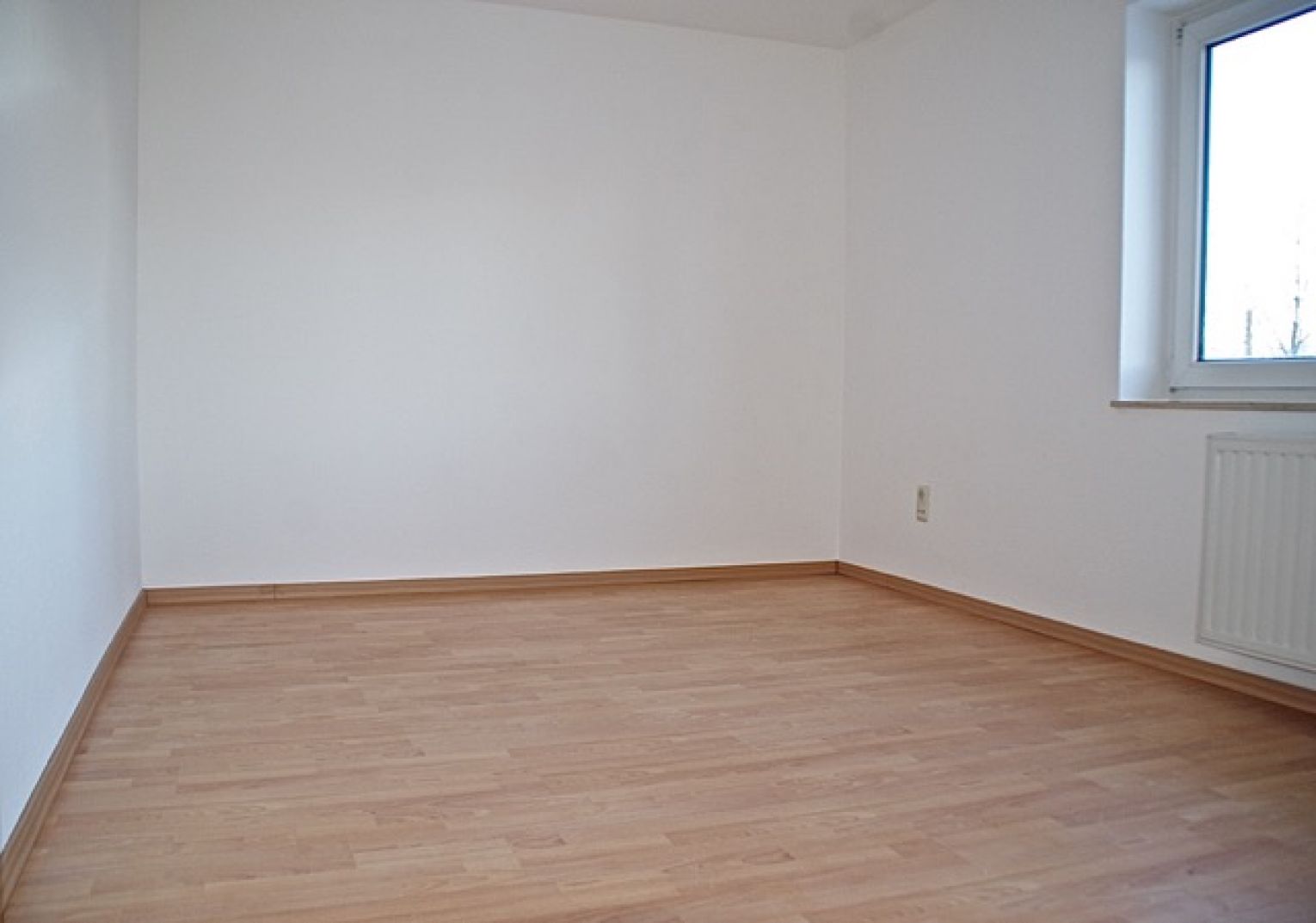 Große Terrasse • Sonnig • 3 Zimmer • ruhige Lage • Laminat • Bad mit Fenster • Stellplatz