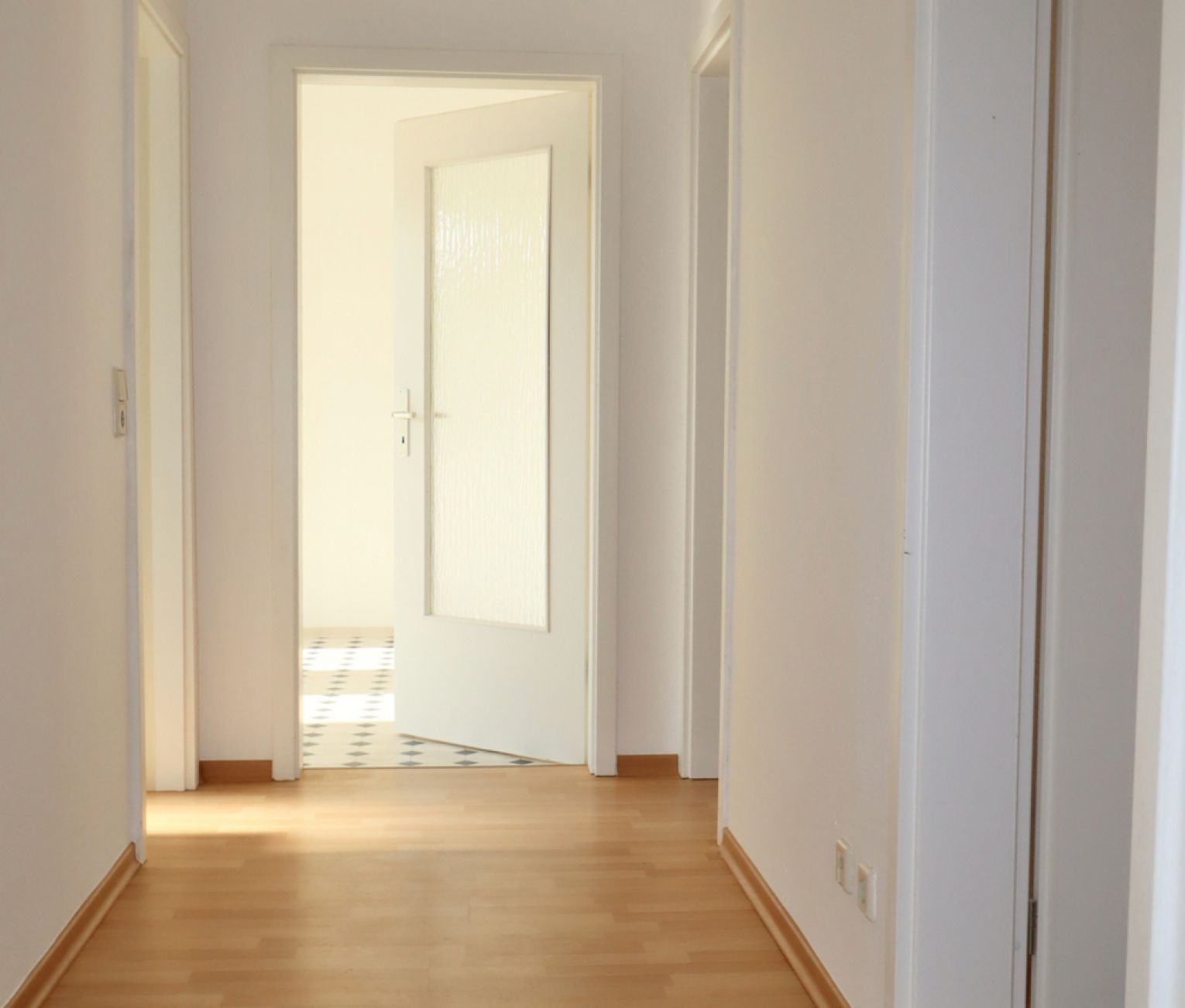 1-Raum • Tageslichtbad mit Wanne • Einbauküche • Laminat • Sonnig • Stellplatz • Besichtigen?