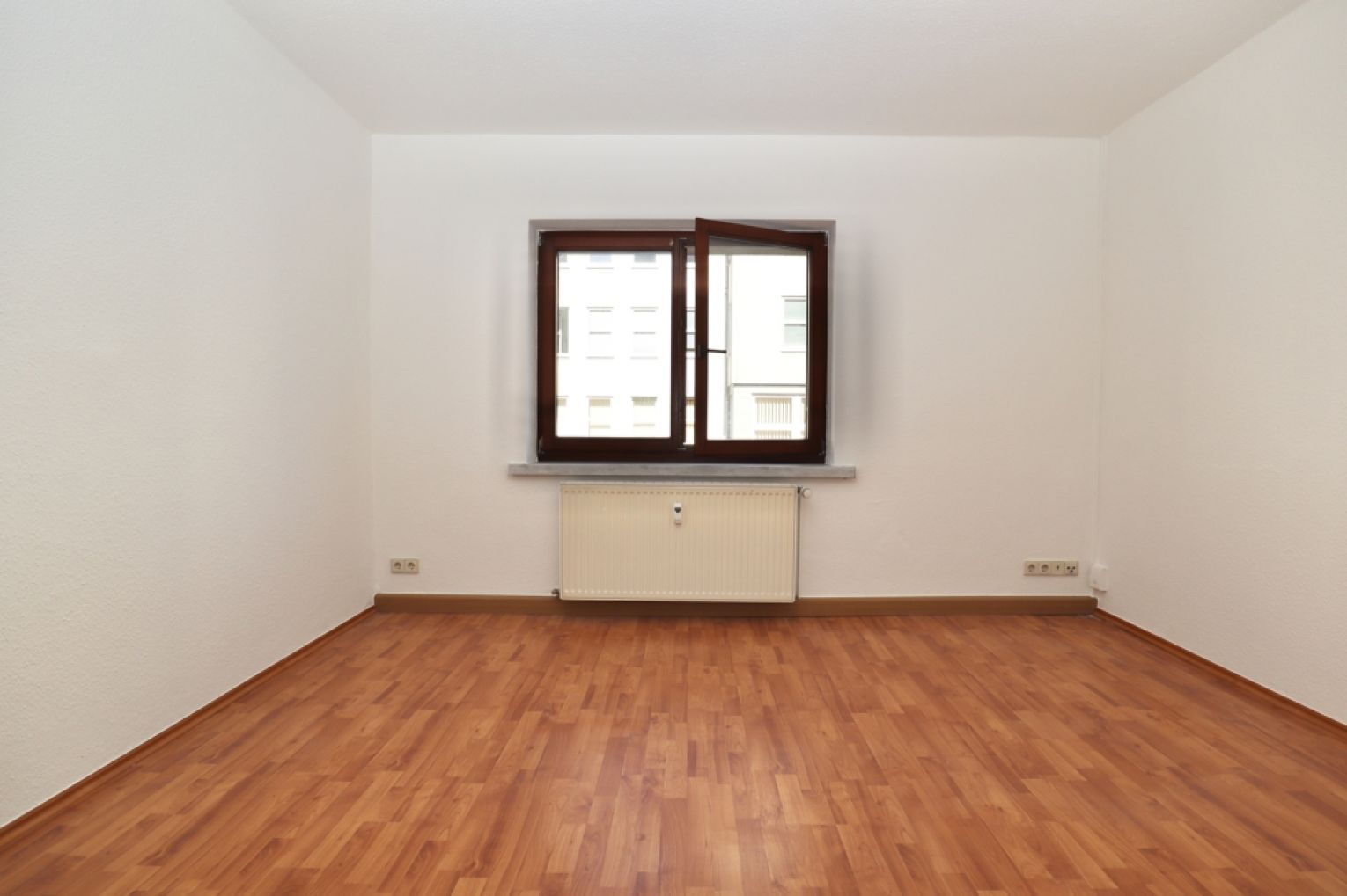 2-Raum • Chemnitz • Einbauküche • Laminat • perfekter Grundriss • schnell sein!!