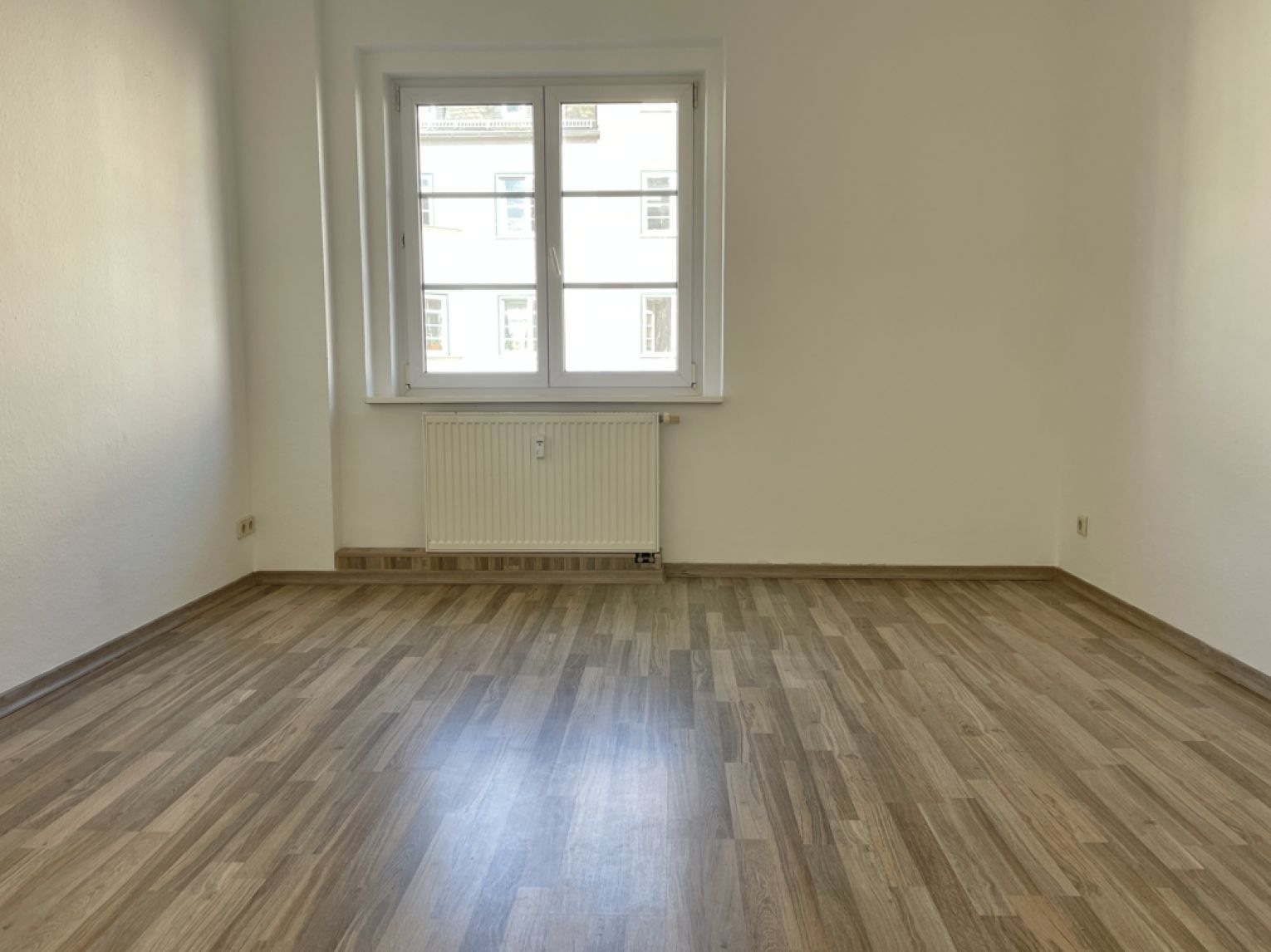 Kaßberg • 3-Zimmer • Sonnenbalkon • Tageslichtbad • Laminat • Stellplatz • Wohnküche • Anschauen!?