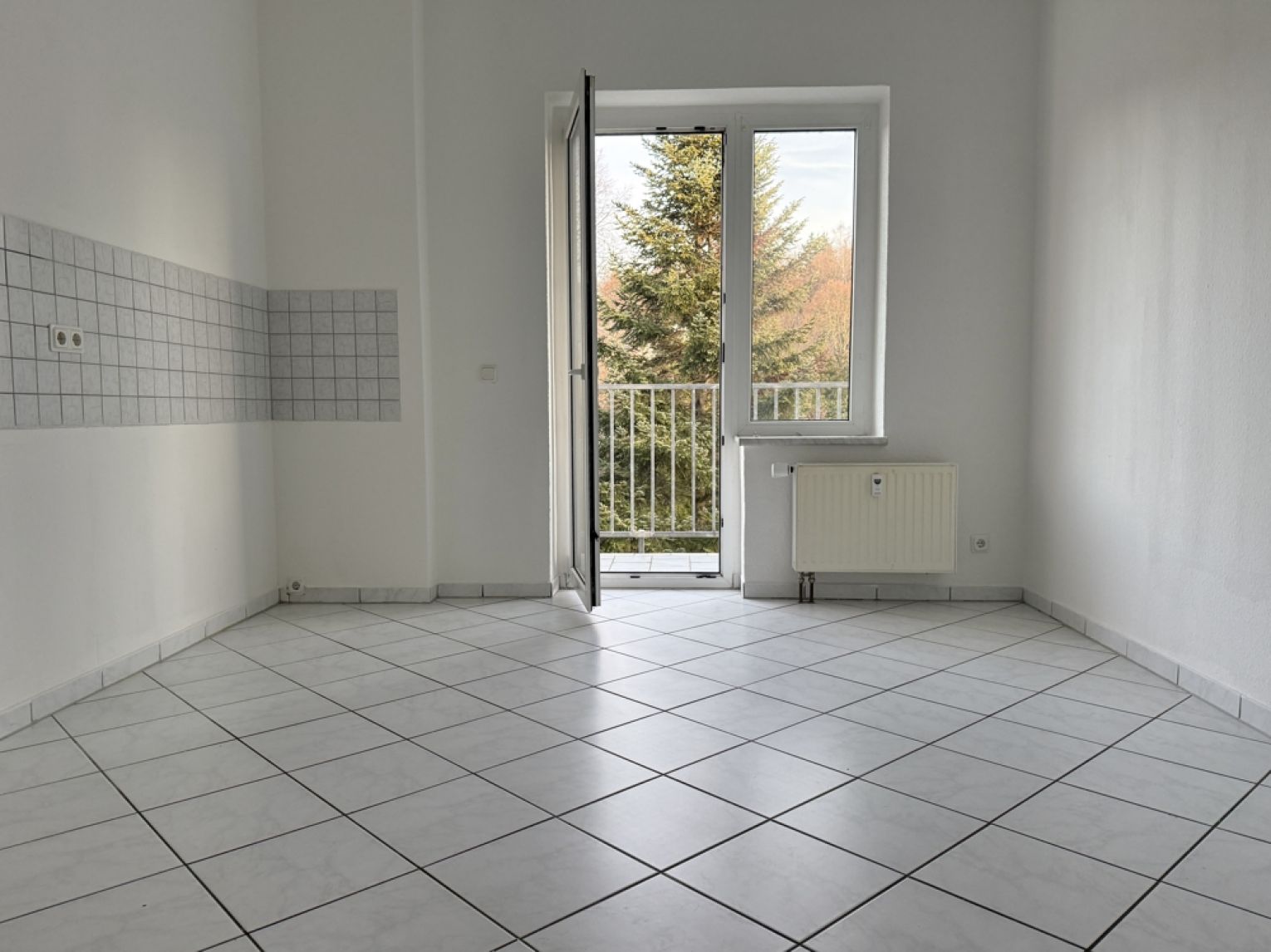 2-Raum • ruhige Lage • Chemnitz • mit Balkon • viel Grün • Laminat • Tageslichtbad • Anmieten!