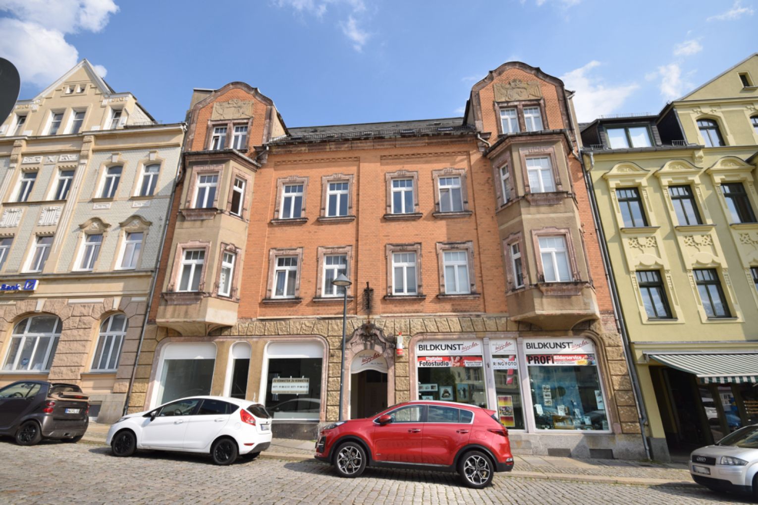 viiiel Platz • 2 Zimmer • Einbauküche • Dusche & Wanne • Tageslichtbad • Dachgeschoss