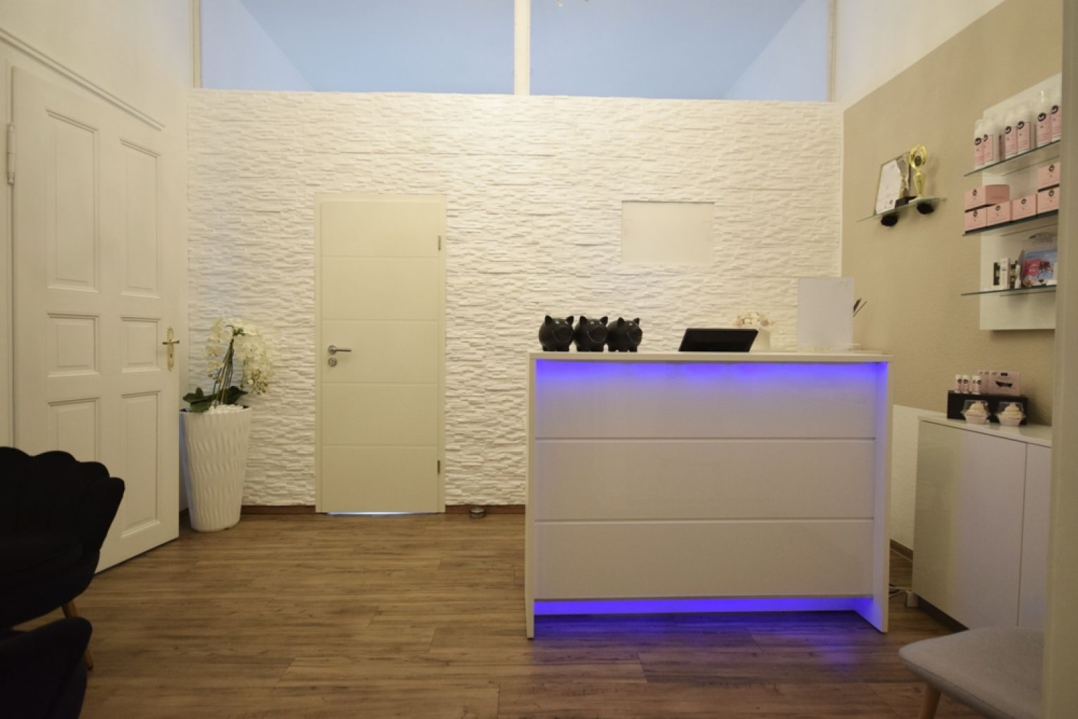 Tolles Ambiente • 5 Räume • Sanitäranlage mit Dusche • Stuck • Portaltüren • Kanzlei? • Büro?