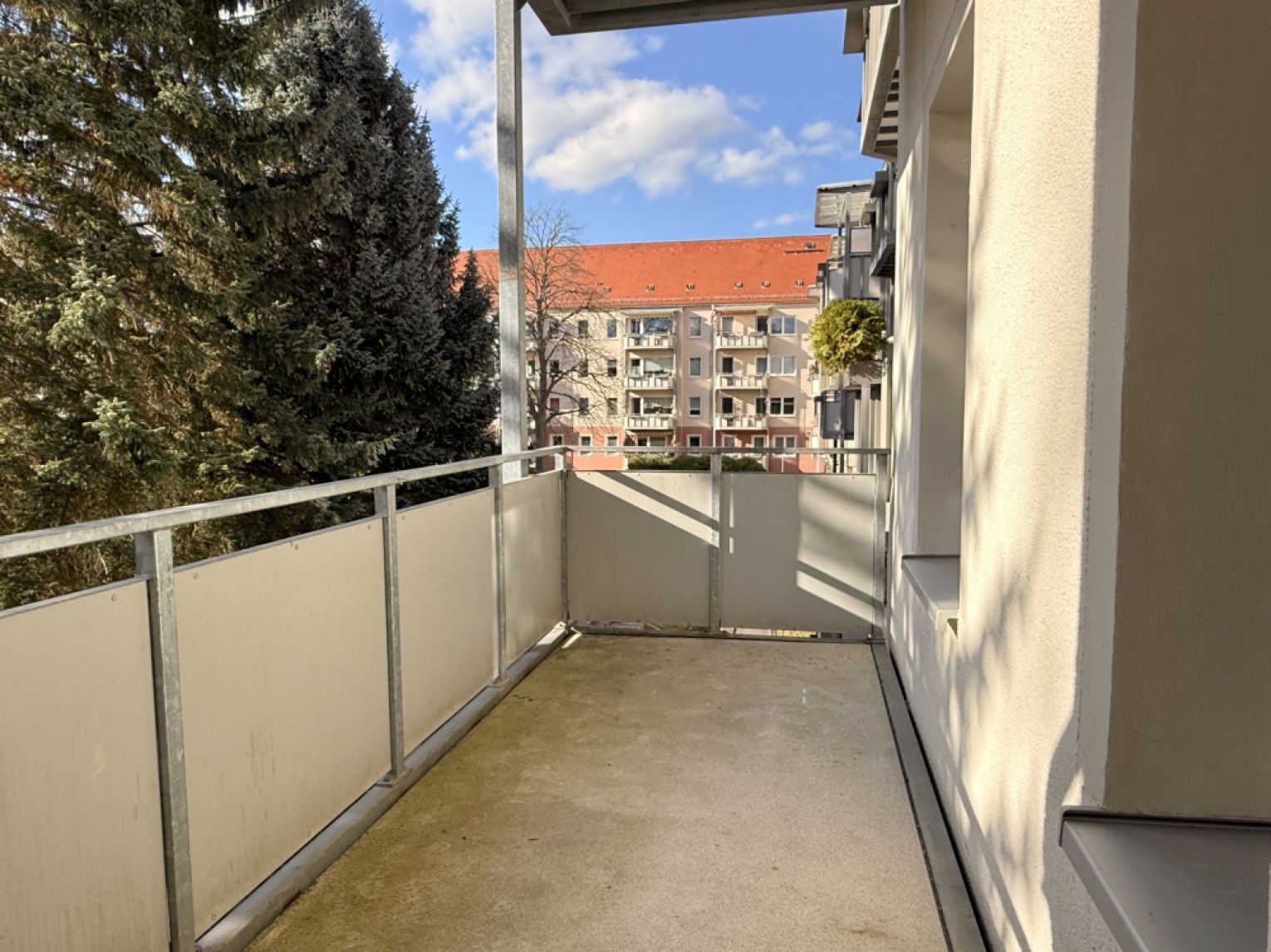 3-Zimmer • Kaßberg • Sonnenbalkon • Park vor der Haustür • tolles Laminat • Neues Bad mit Wanne